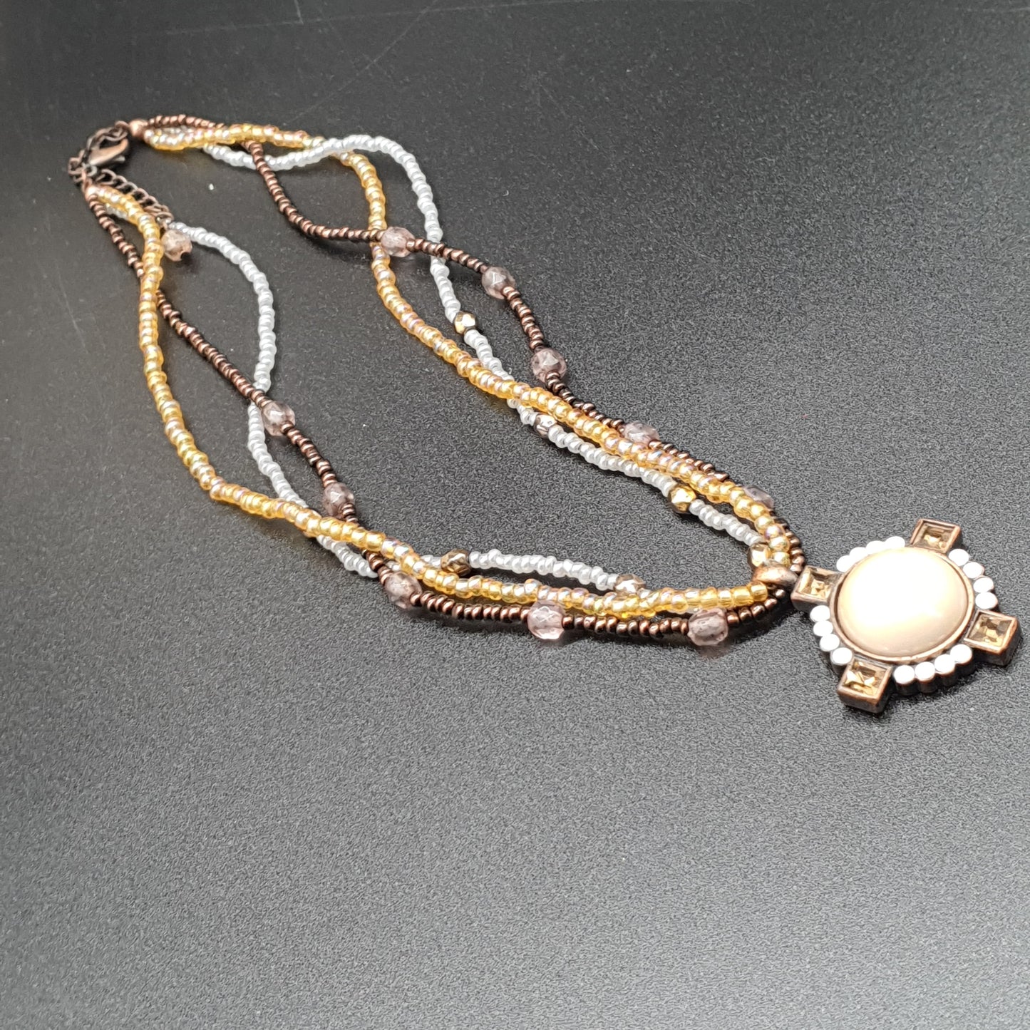 Collier triple rang doré perles facettées & médaillon émail cristal strass