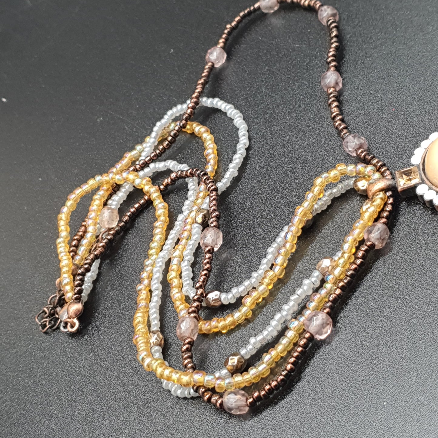 Collier triple rang doré perles facettées & médaillon émail cristal strass