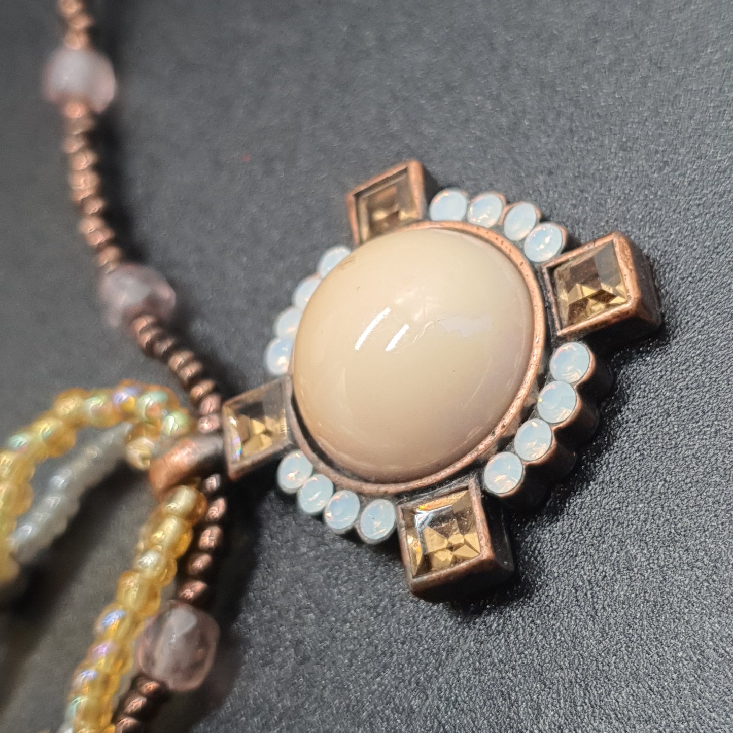 Collier triple rang doré perles facettées & médaillon émail cristal strass