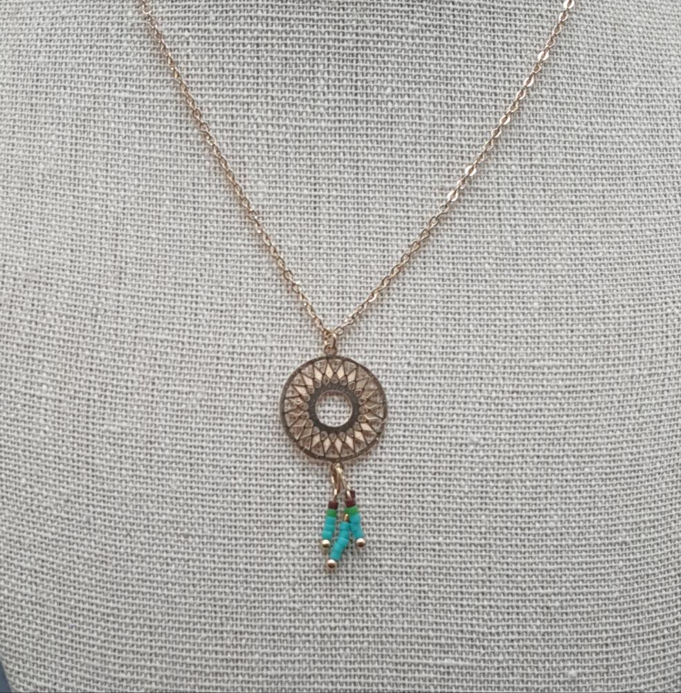 Collier acier inoxydable doré chaîne maille forçat pendentif médaillon filigrane doré motif fleur chaînettes perles colorées