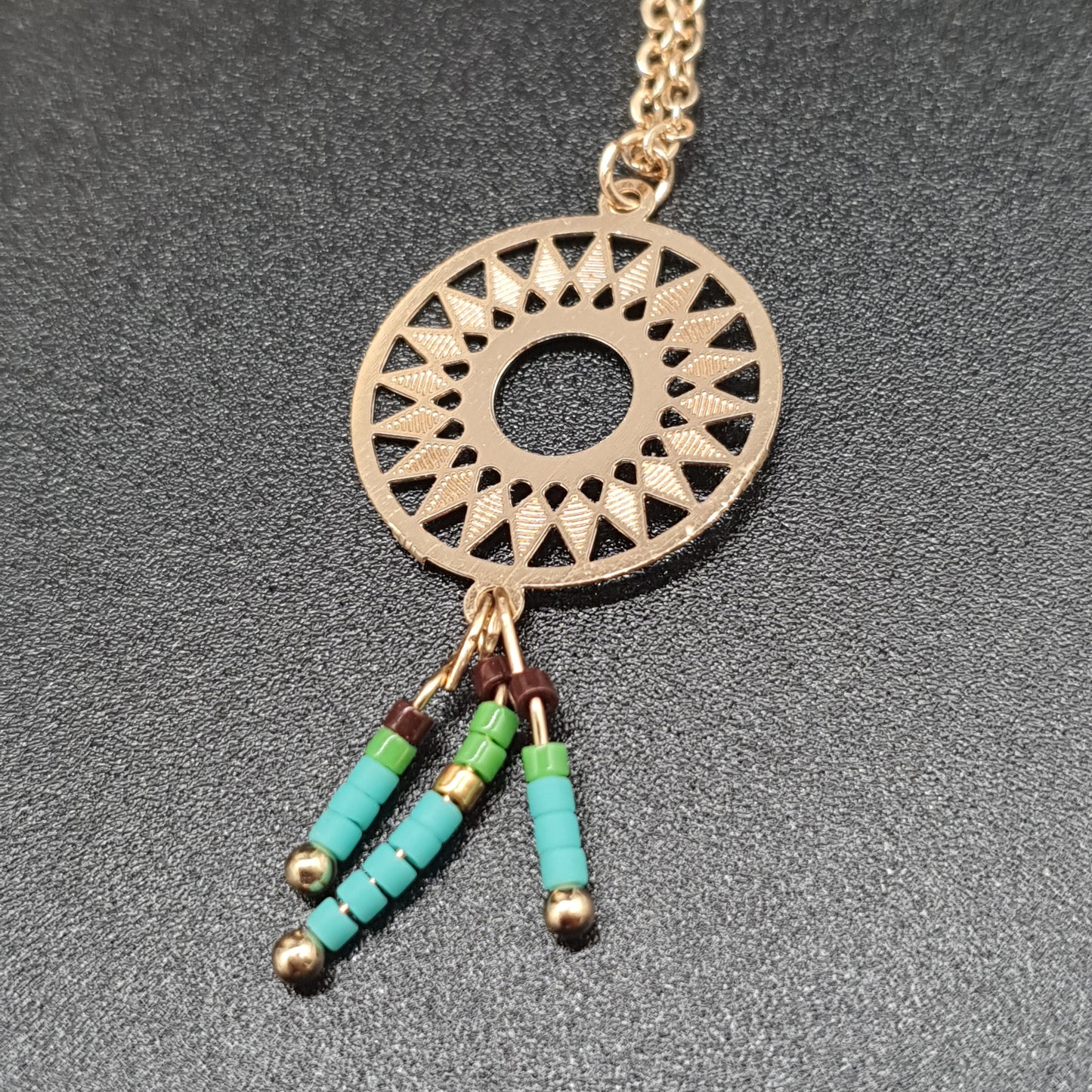 Collier acier inoxydable doré chaîne maille forçat pendentif médaillon filigrane doré motif fleur chaînettes perles colorées