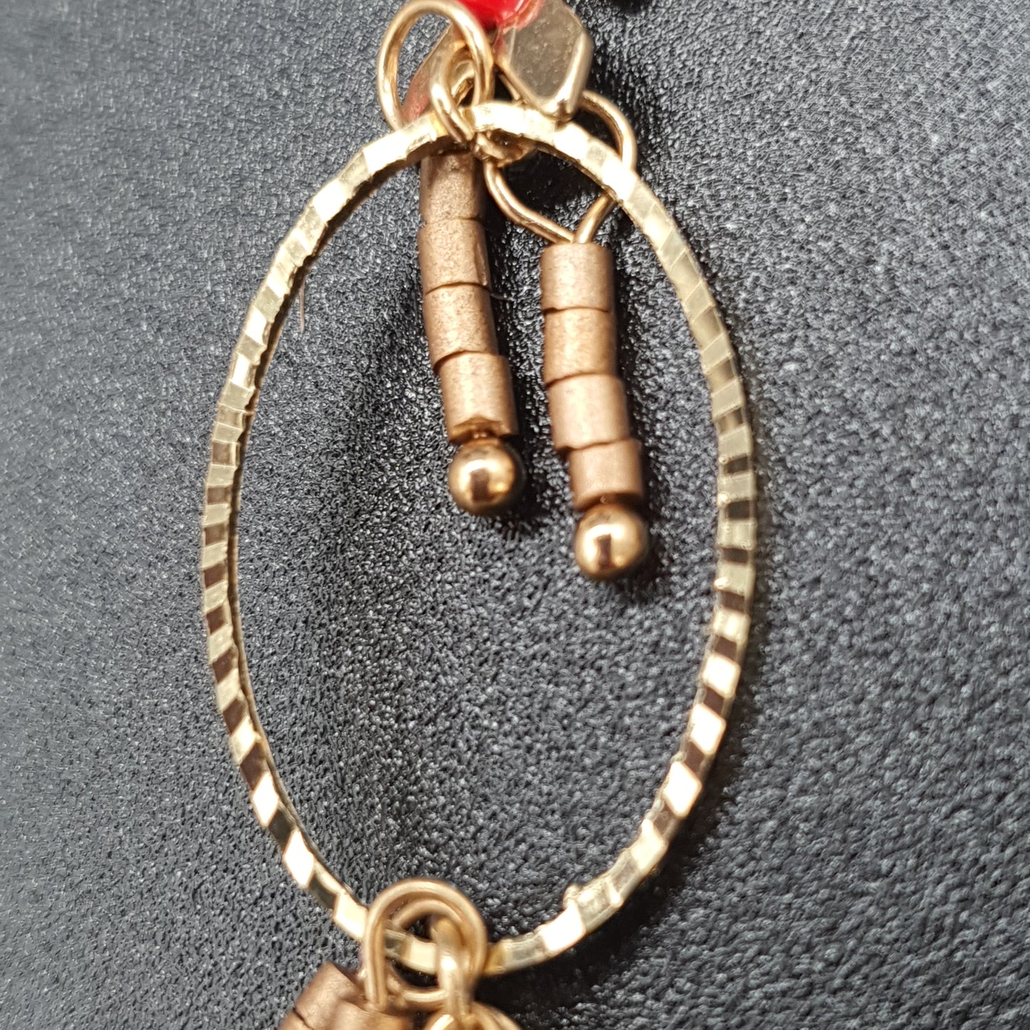Boucles pendantes acier doré – anneau & cascade chevrons torsadés