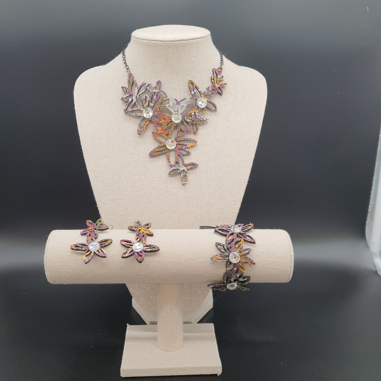 Parure collier plastron bracelet boucles d'oreilles pendants fleurs tissus éclats cristal