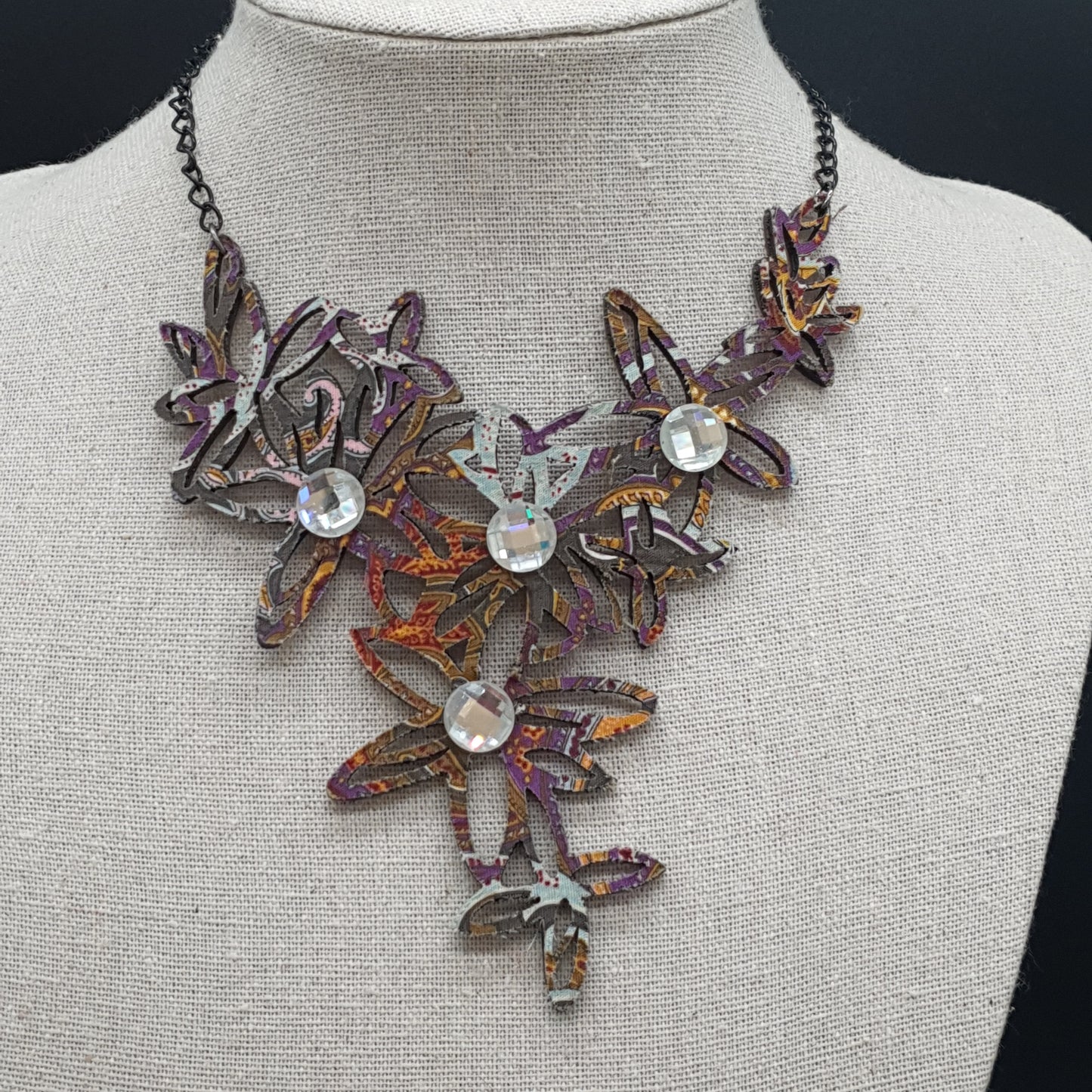 Parure collier plastron bracelet boucles d'oreilles pendants fleurs tissus éclats cristal