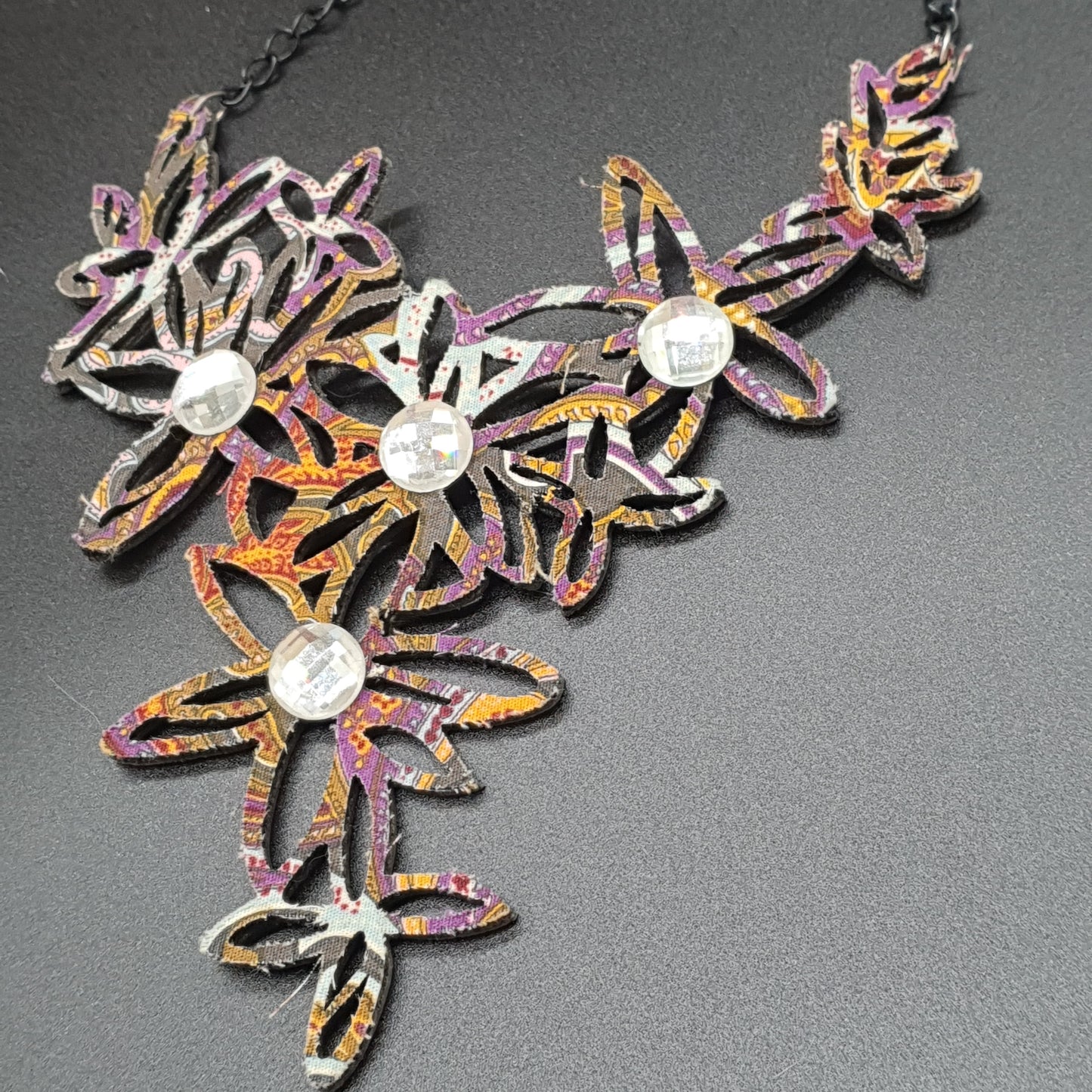 Parure collier plastron bracelet boucles d'oreilles pendants fleurs tissus éclats cristal