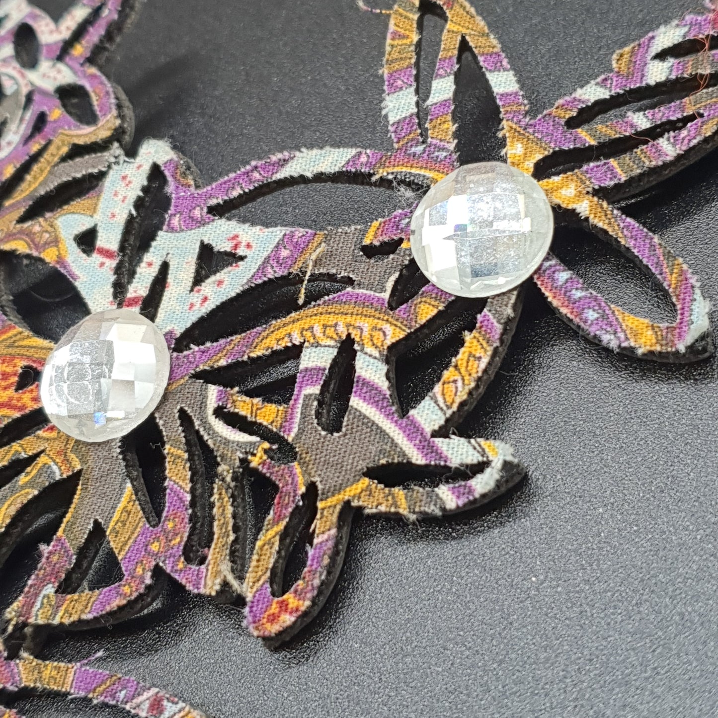 Parure collier plastron bracelet boucles d'oreilles pendants fleurs tissus éclats cristal