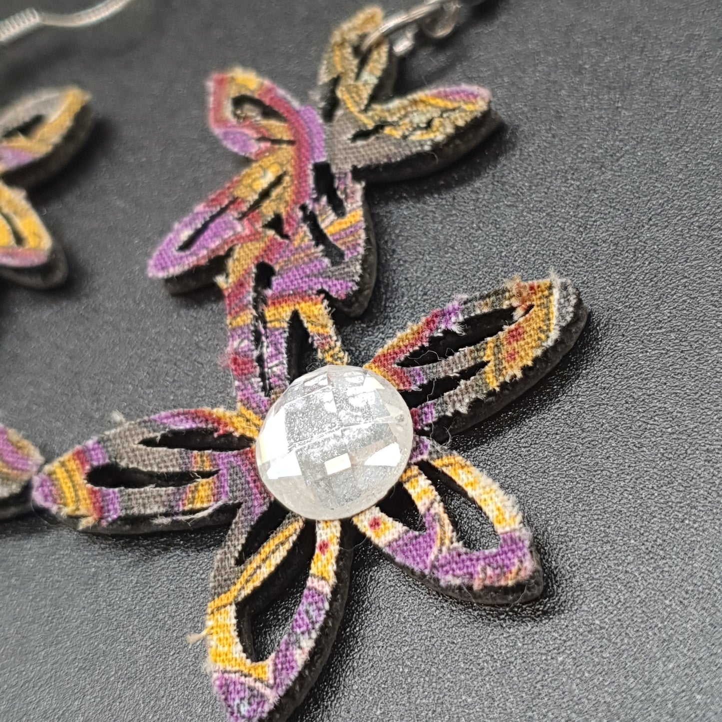 Parure collier plastron bracelet boucles d'oreilles pendants fleurs tissus éclats cristal