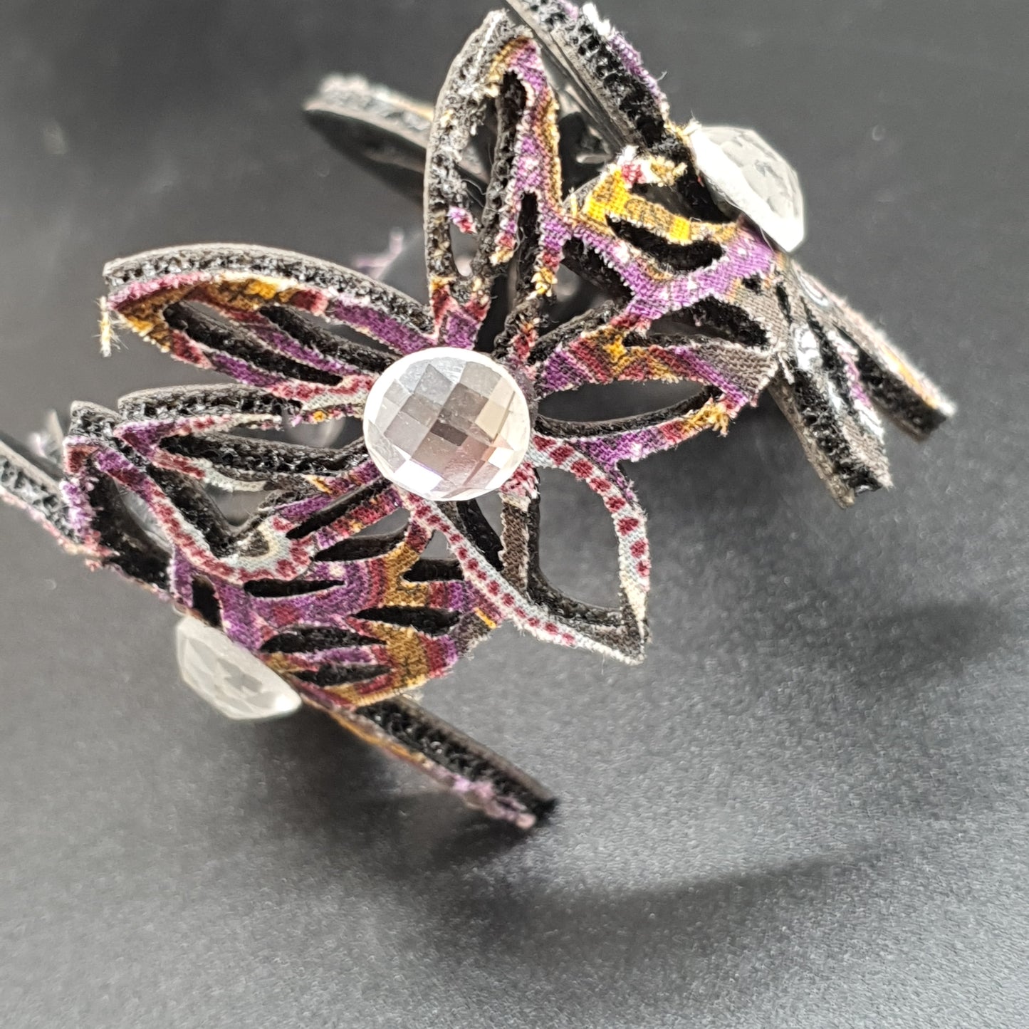 Parure collier plastron bracelet boucles d'oreilles pendants fleurs tissus éclats cristal