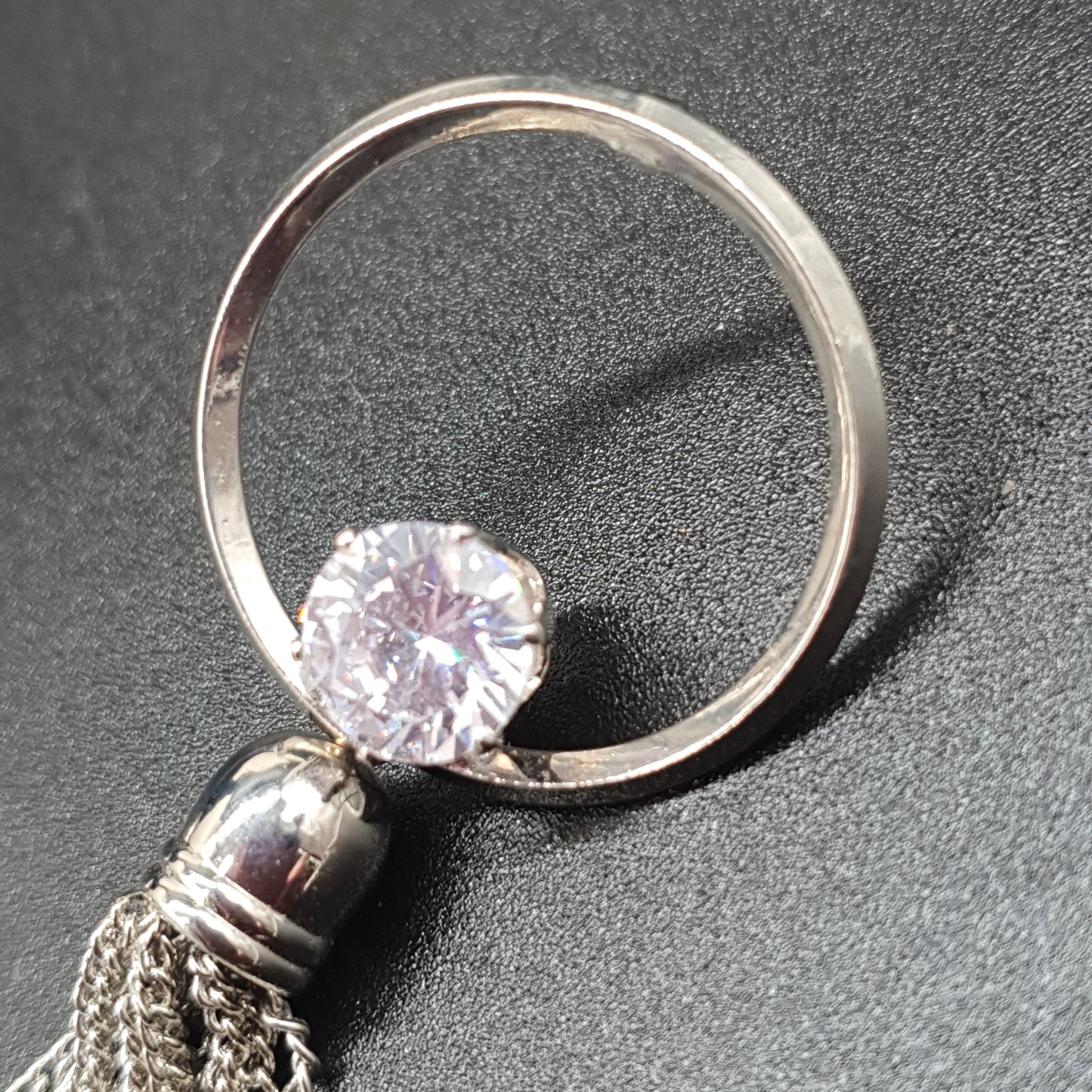 Boucles pendantes argentées – anneau strass & pompon chaînette