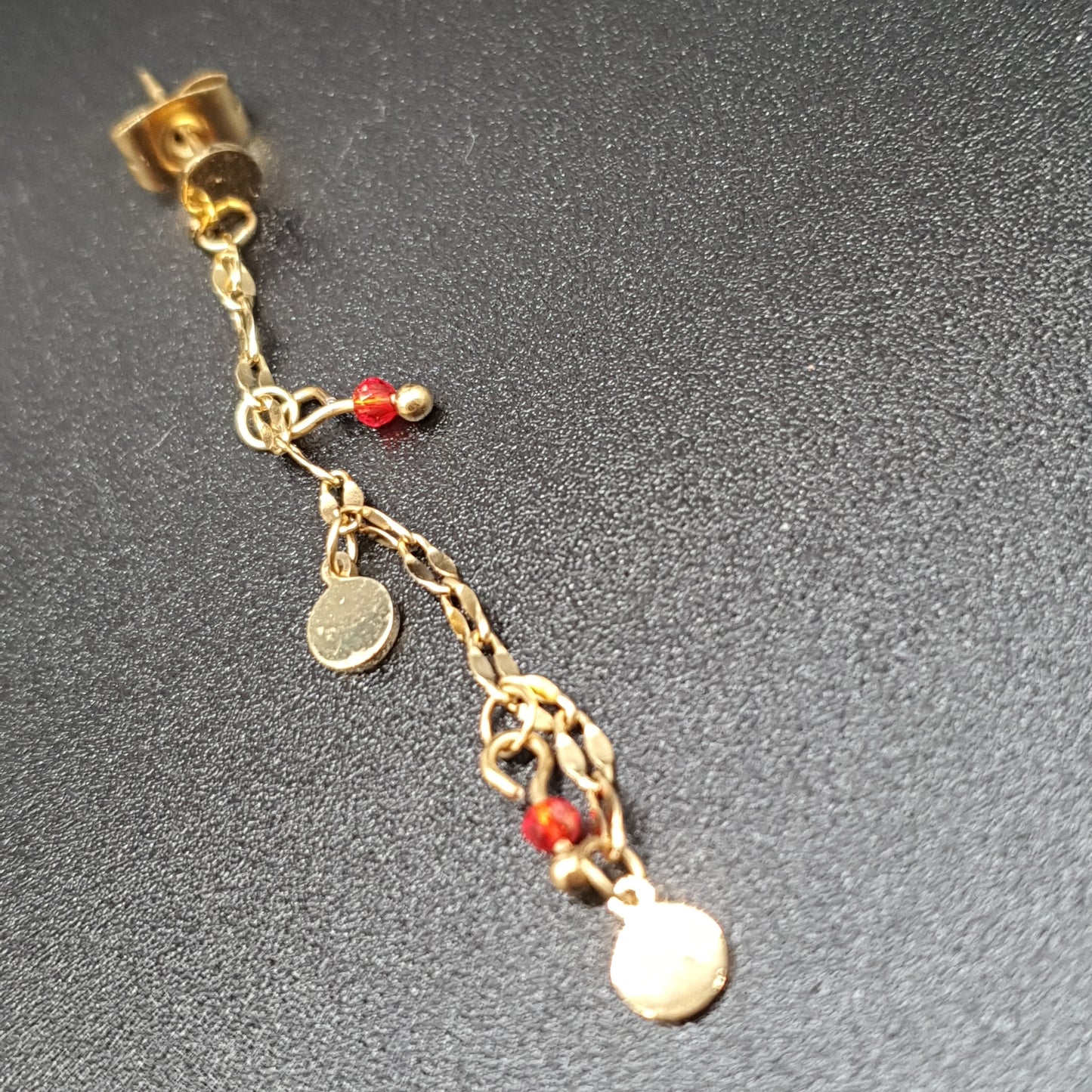 Boucles pendantes dorées – chaînette fine & perles effet cristal