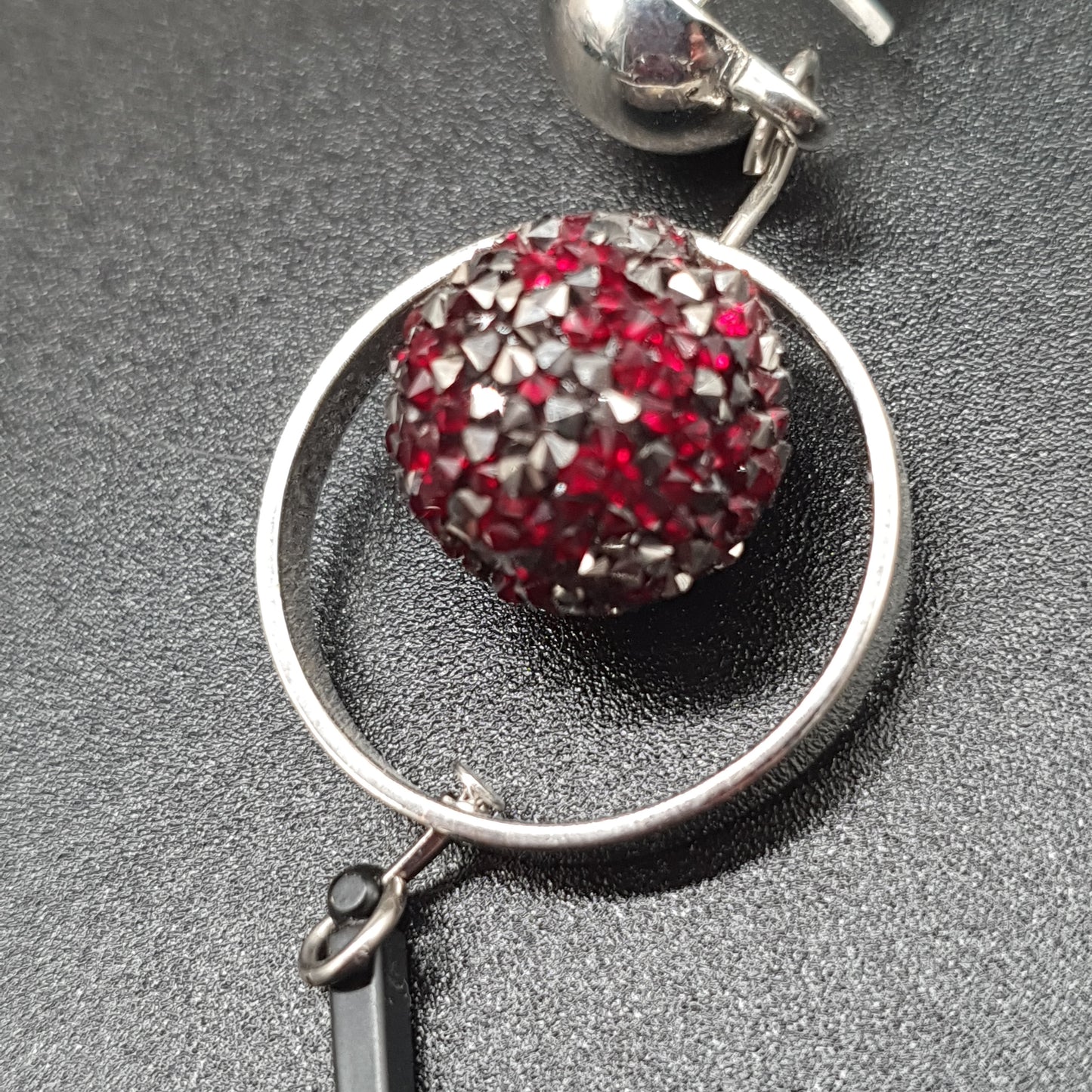 Boucles pendantes tige argentée – anneau et boule strass brillante