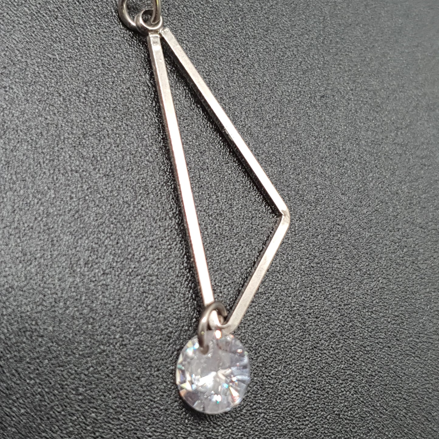 Boucles pendantes triangle argenté – cristal facetté suspendu