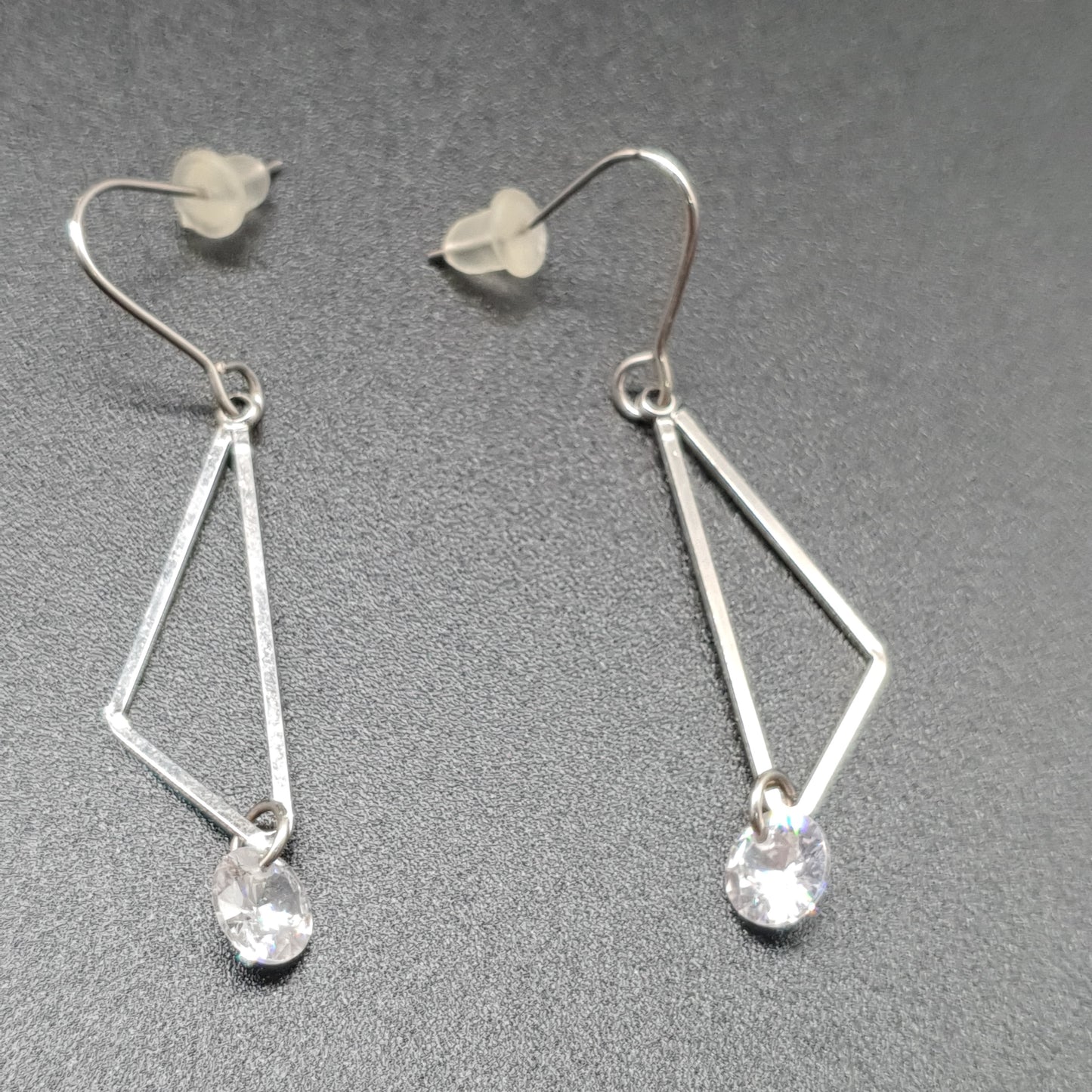 Boucles pendantes triangle argenté – cristal facetté suspendu