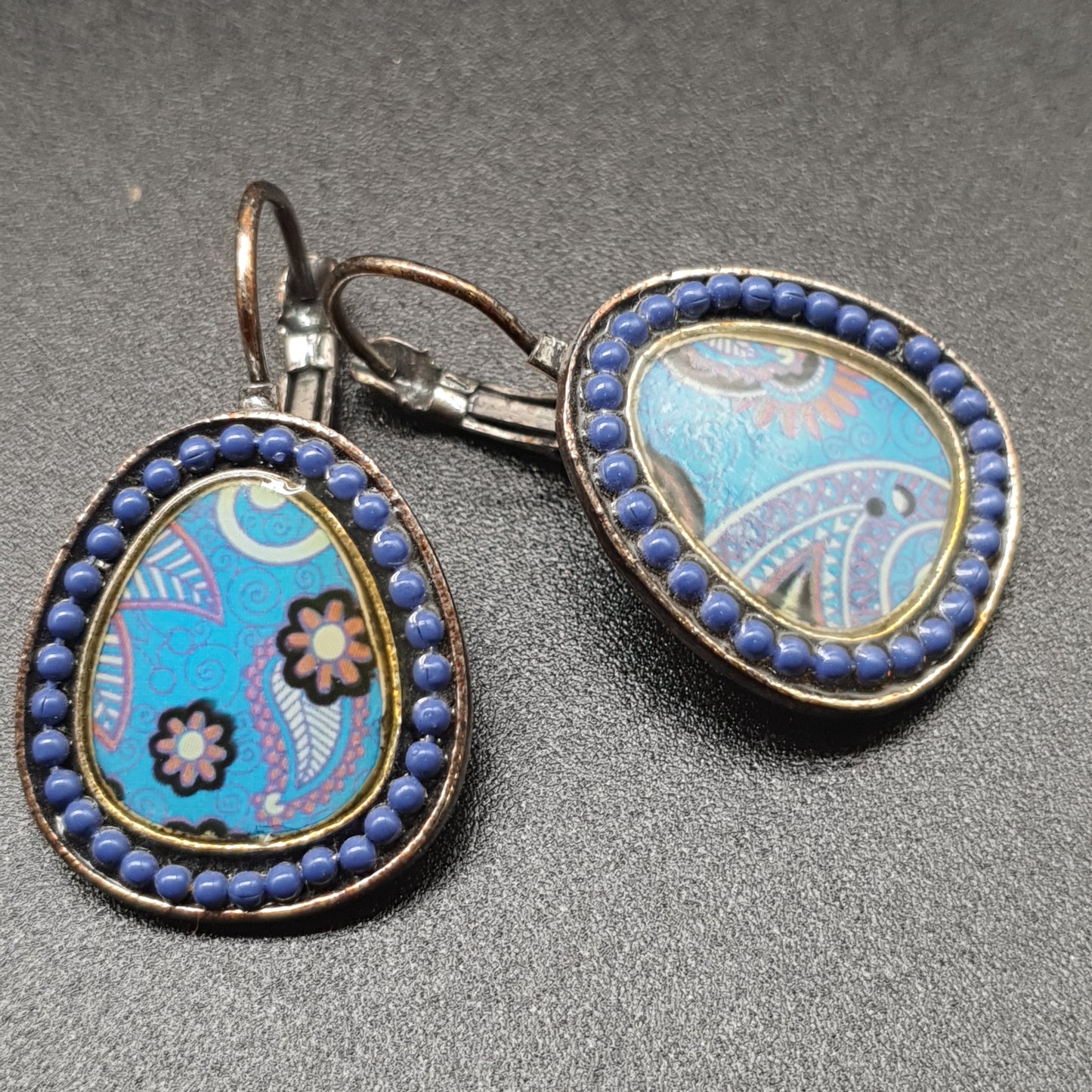 Boucles dormeuses argent vieilli – perle émaillée bleu ciel géométrique