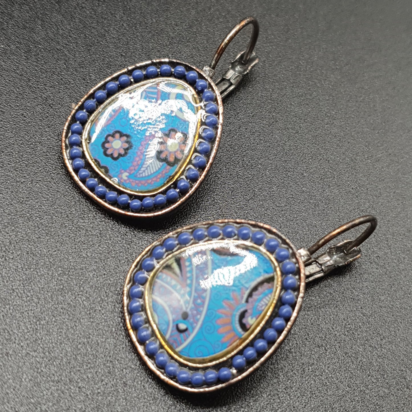 Boucles dormeuses argent vieilli – perle émaillée bleu ciel géométrique