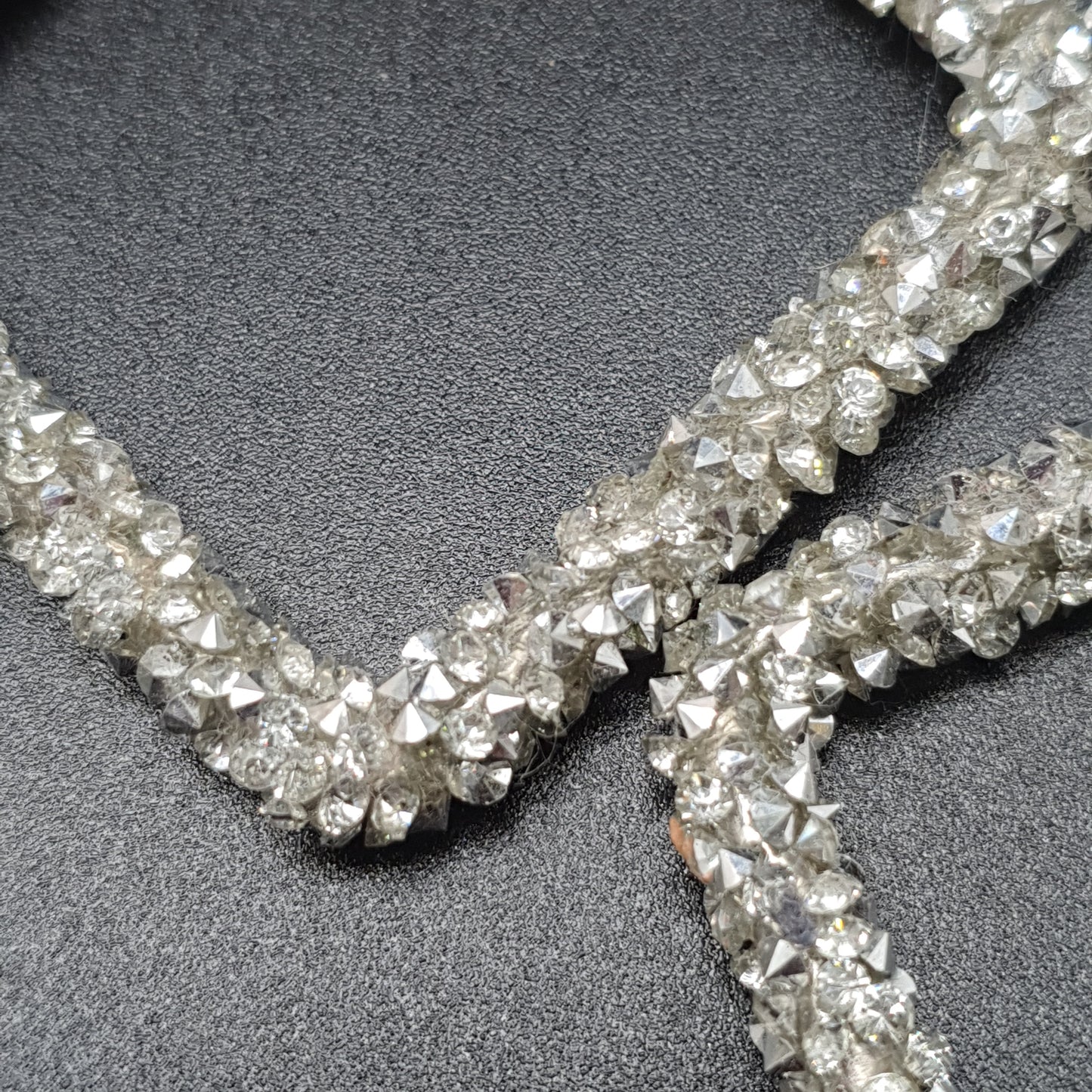 Boucles pendantes losange argenté – cristaux facettés scintillants