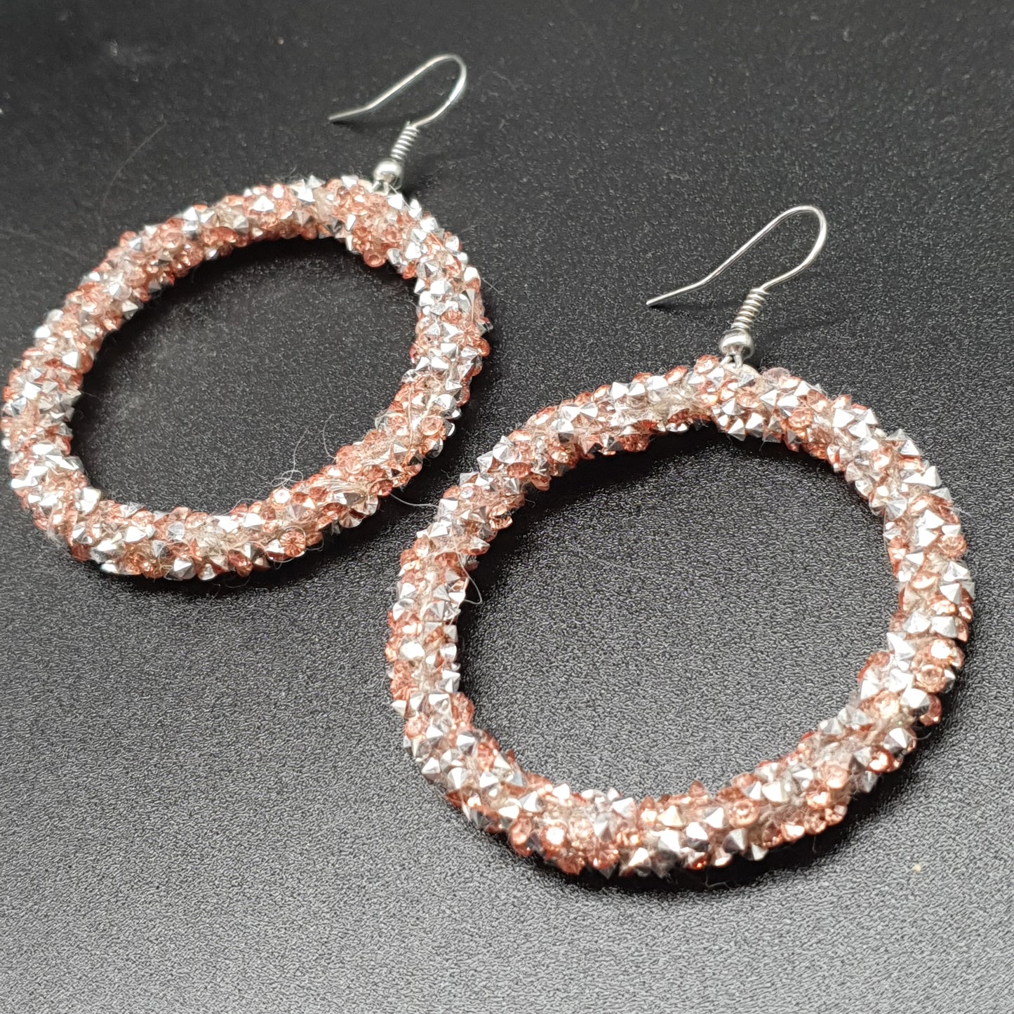 Créoles pendantes pavées – cristaux brillants rose gold