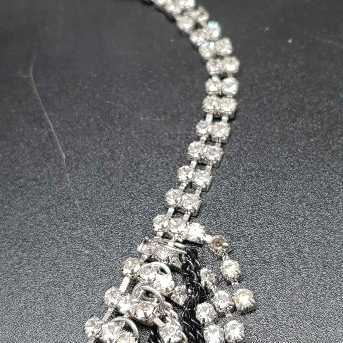 Collier plastron acier inoxydable argenté strass et chaînettes métal noir
