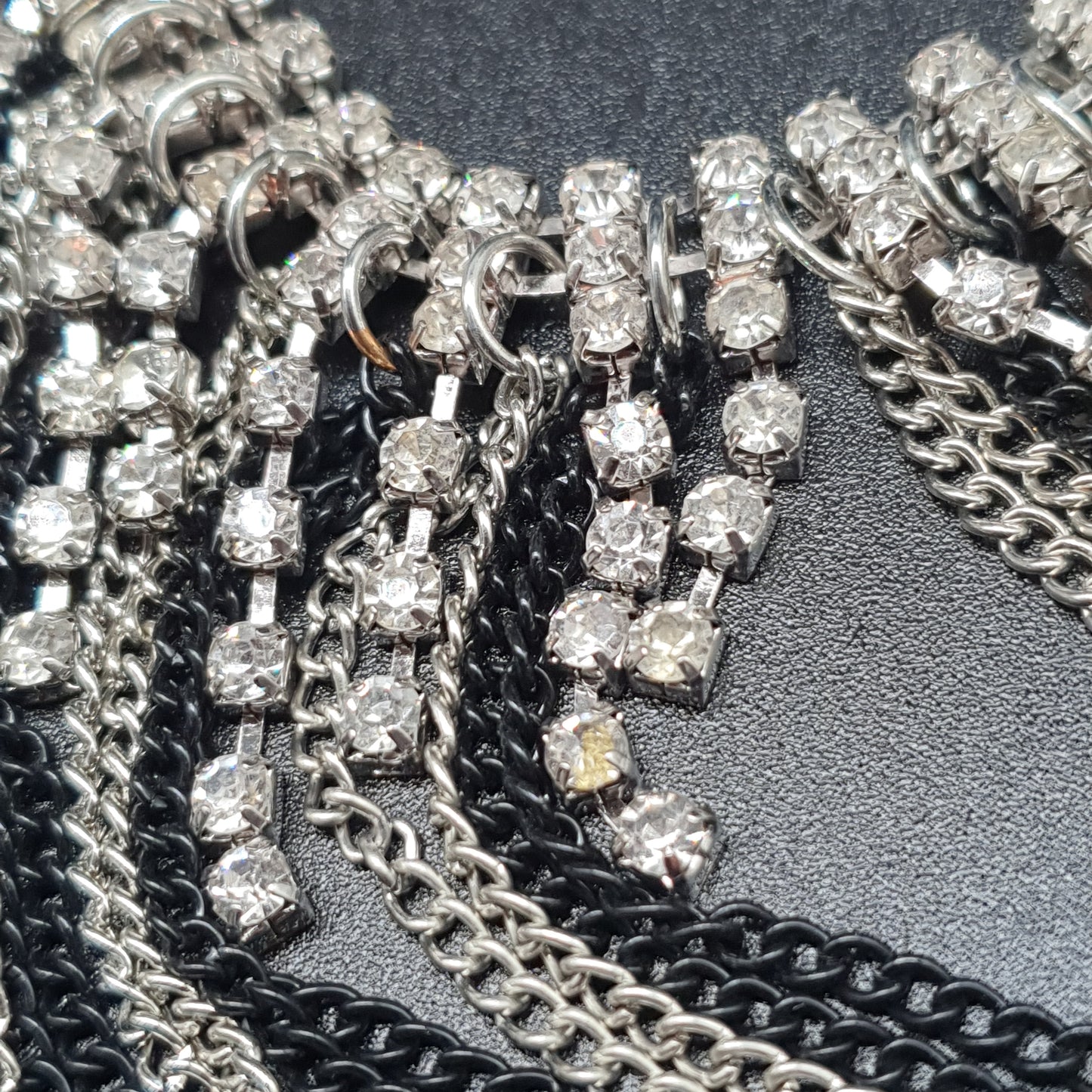 Collier plastron acier inoxydable argenté strass et chaînettes métal noir