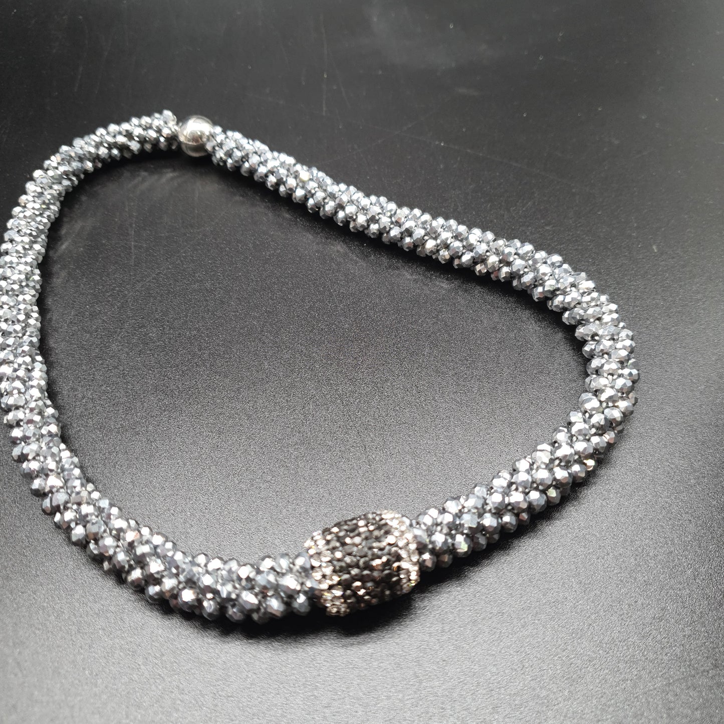 Collier aimanté perles gris argenté avec tube strass aimanté
