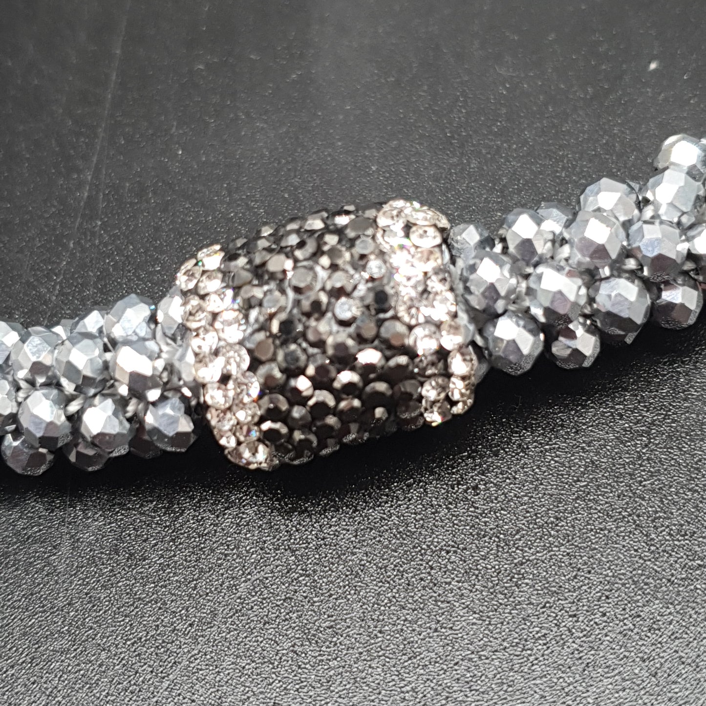 Collier aimanté perles gris argenté avec tube strass aimanté