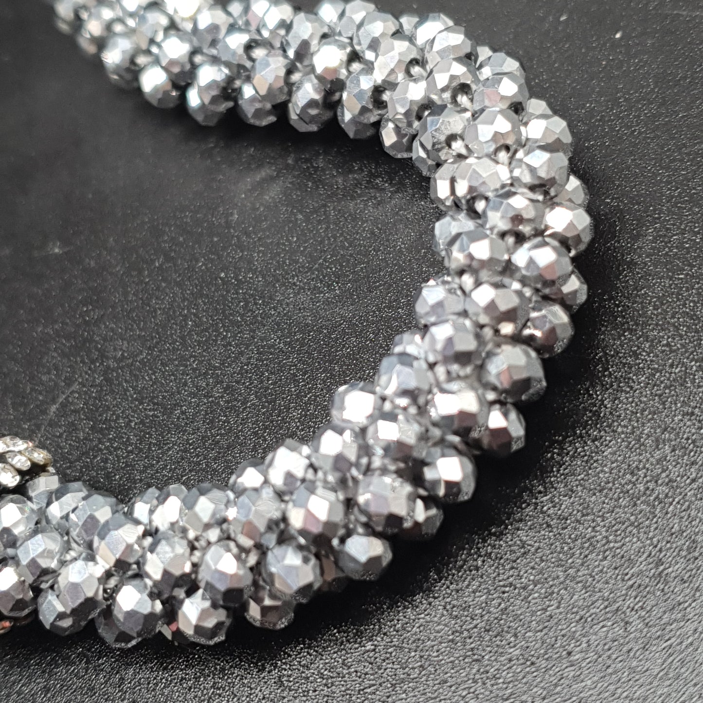 Collier aimanté perles gris argenté avec tube strass aimanté