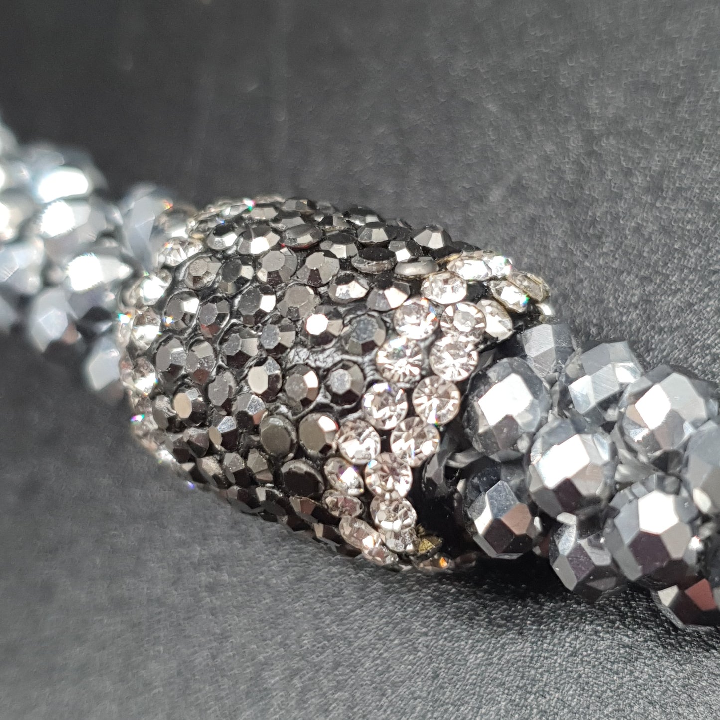 Collier aimanté perles gris argenté avec tube strass aimanté