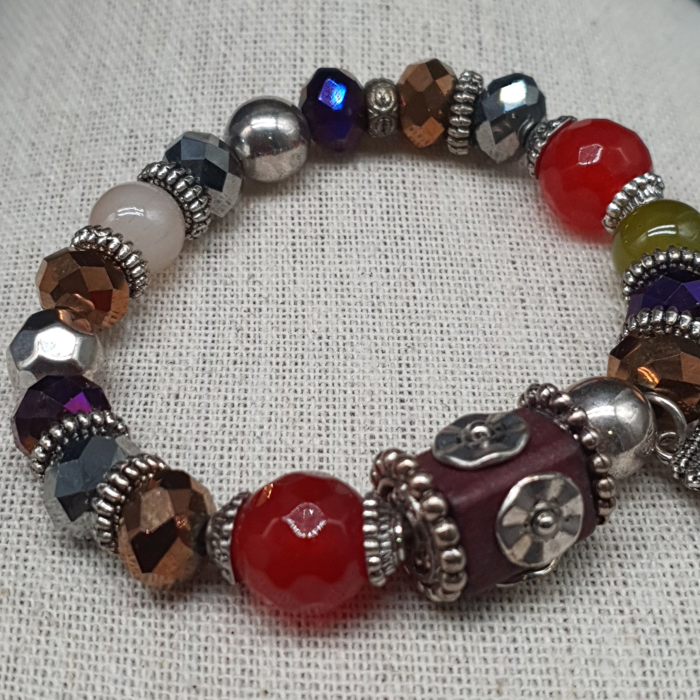 Bracelet élastique perles facettées et plumes métal argenté