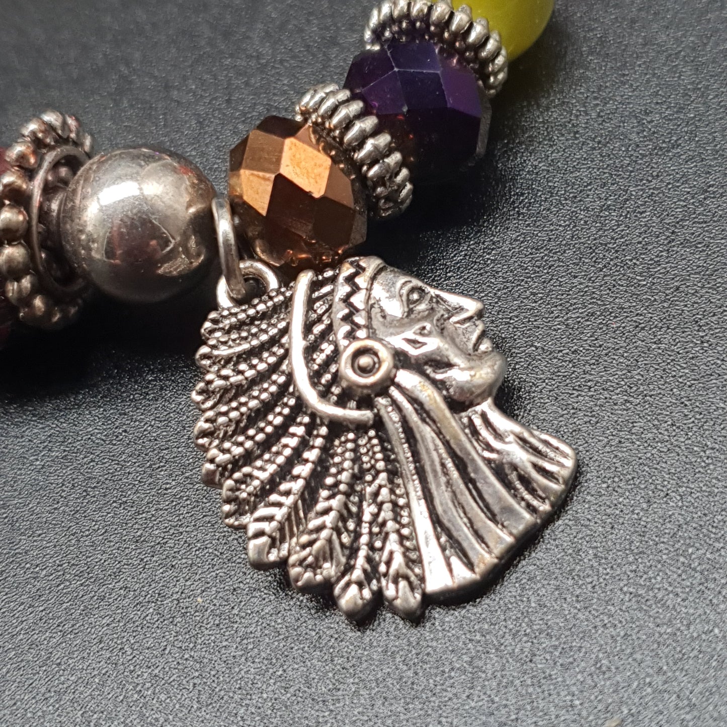 Bracelet élastique perles facettées et plumes métal argenté