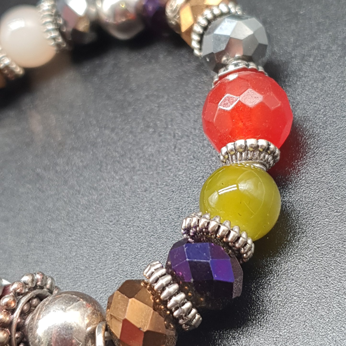 Bracelet élastique perles facettées et plumes métal argenté