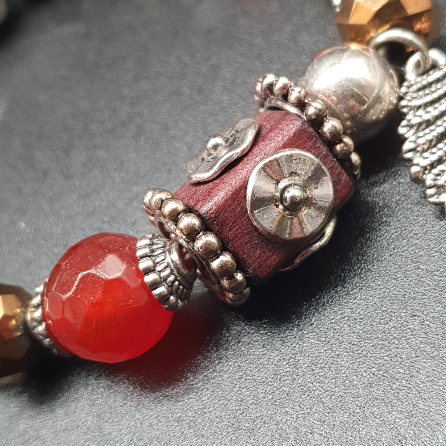 Bracelet élastique perles facettées et plumes métal argenté