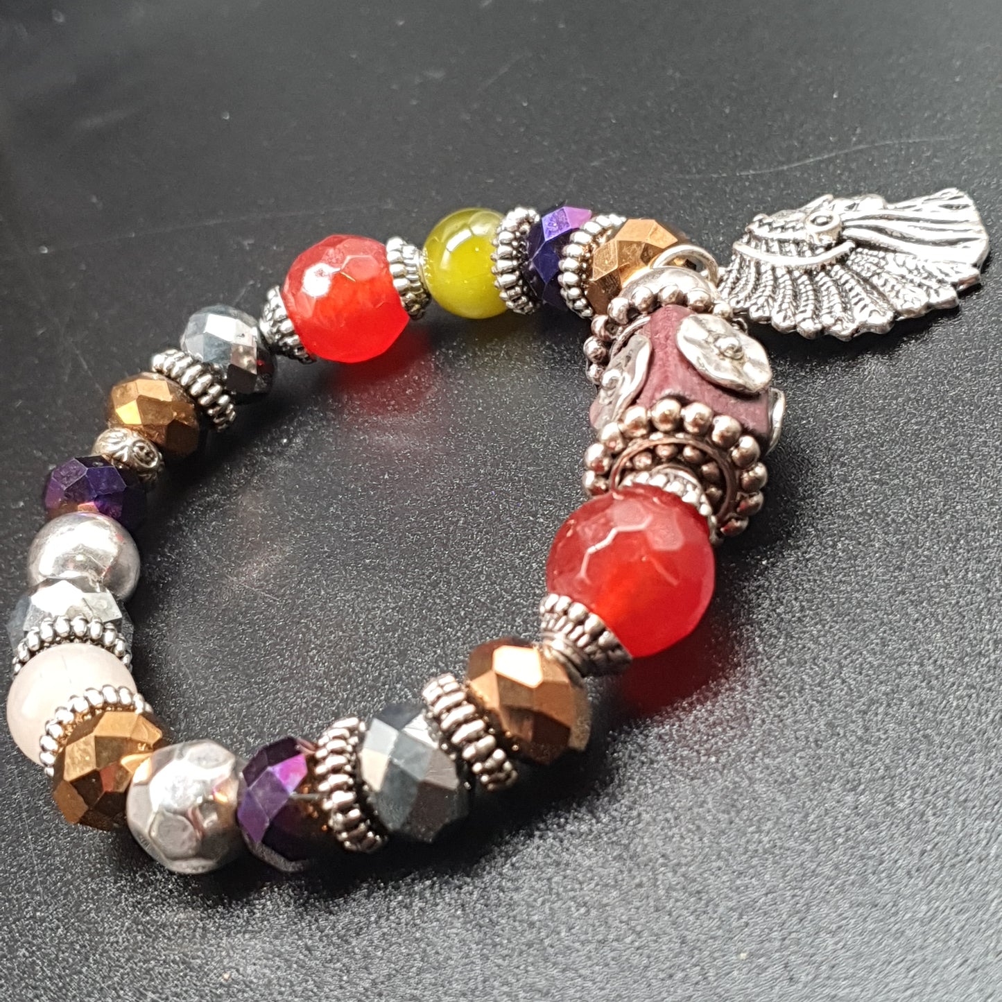 Bracelet élastique perles facettées et plumes métal argenté