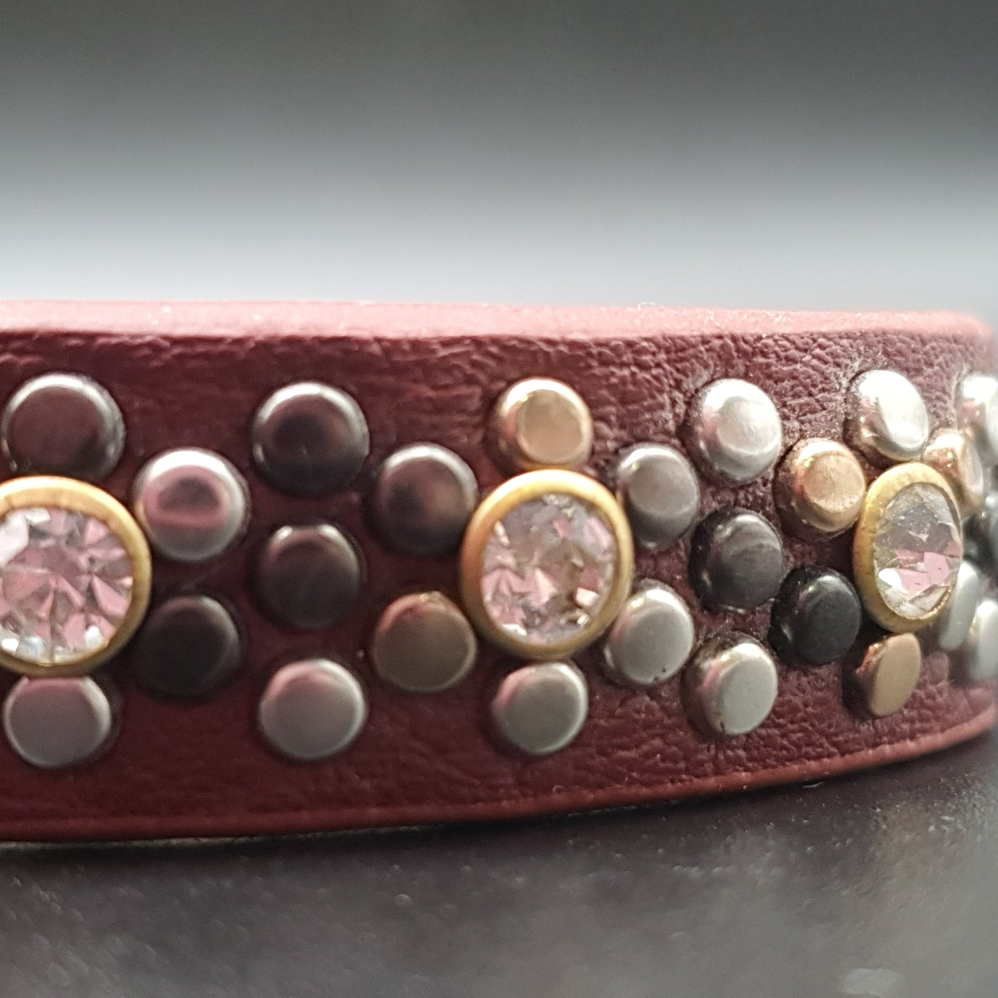 Bracelet simili cuir réglable fermoir bouton pression – pièces métal ciselé cristal brun