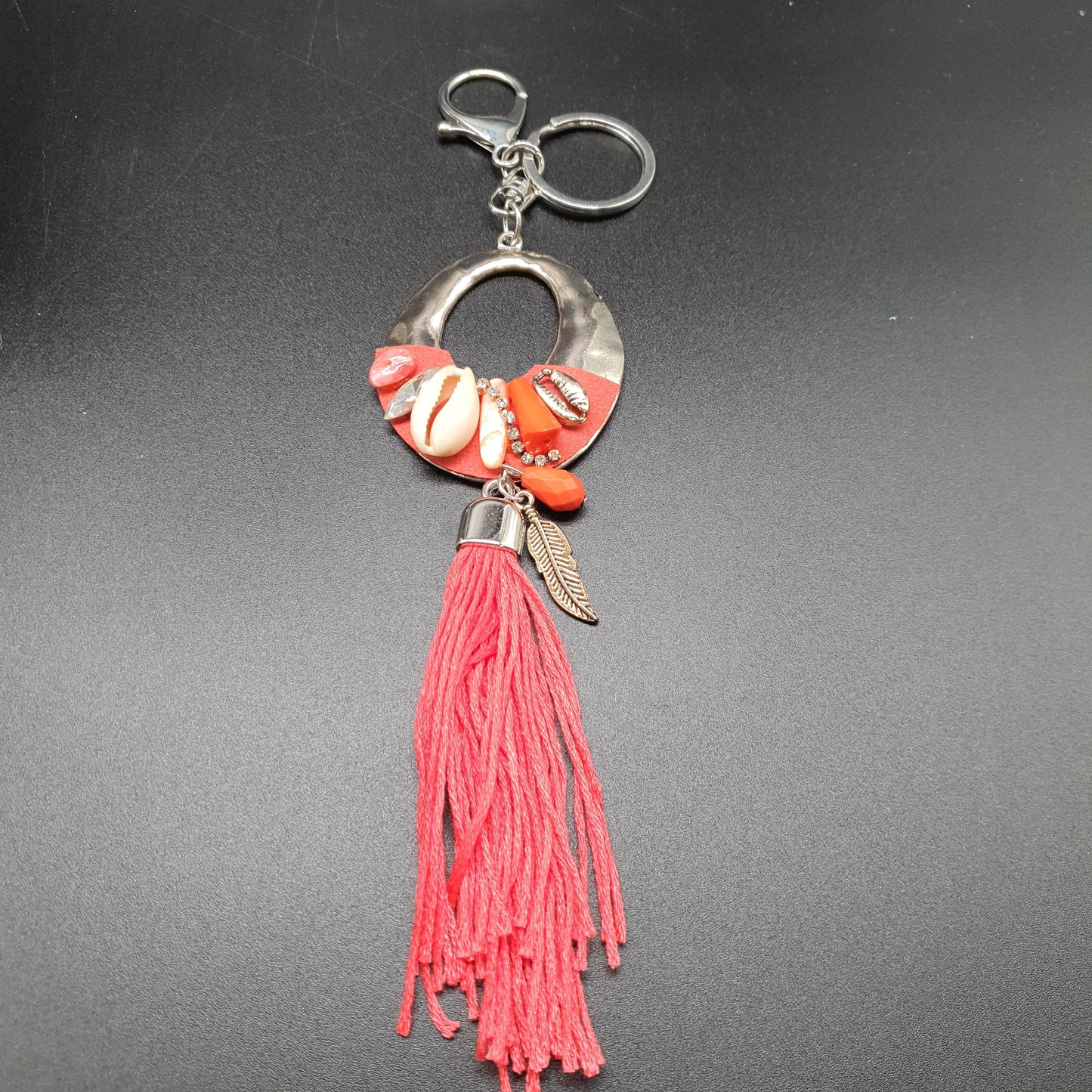Bijou de sac porte clés style bohème créole métal argenté martelé suédine coquillage cauri pierre naturelle nacre chaîne de strass pompon tassel fils de coton plume métal perle facettée goutte