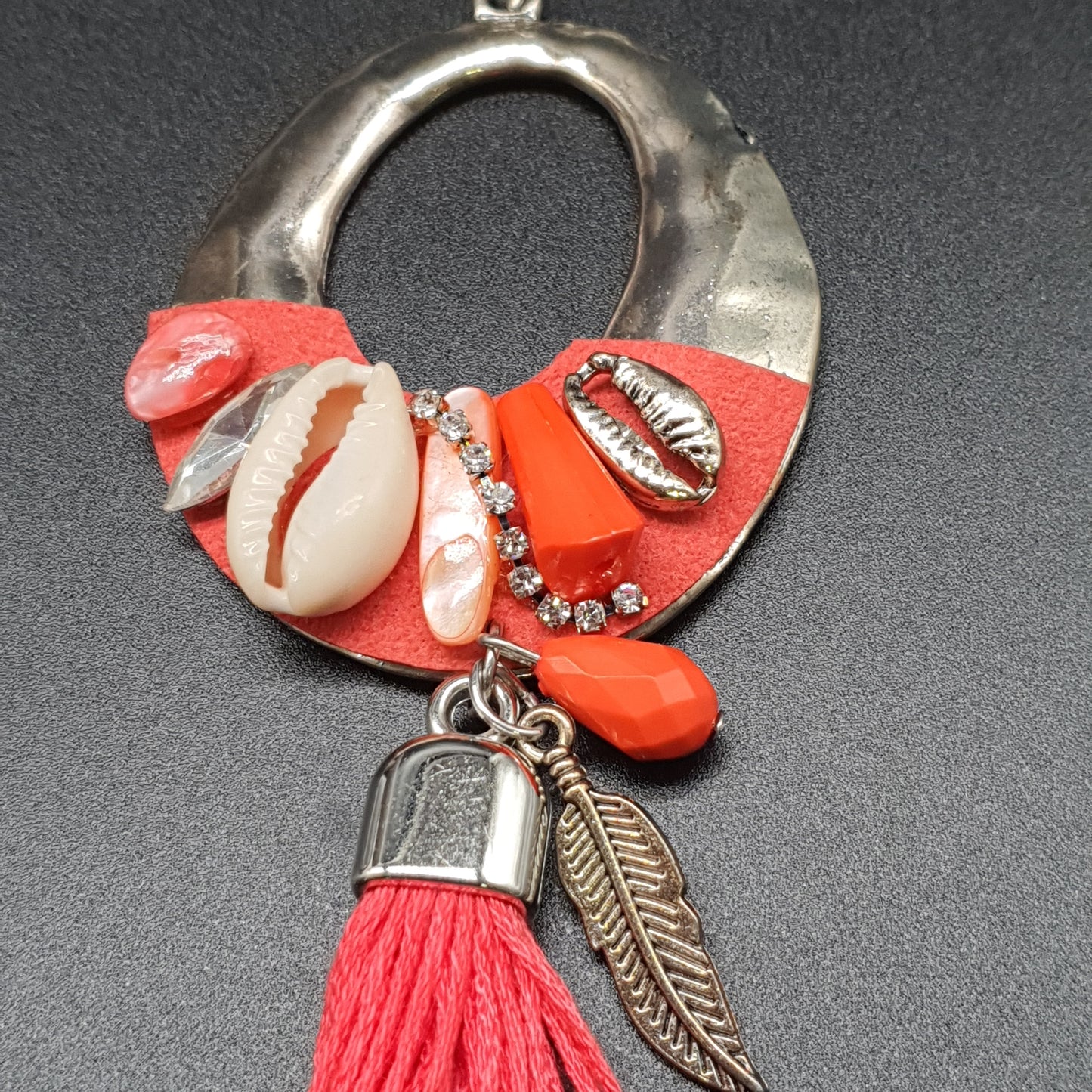 Bijou de sac porte clés style bohème créole métal argenté martelé suédine coquillage cauri pierre naturelle nacre chaîne de strass pompon tassel fils de coton plume métal perle facettée goutte