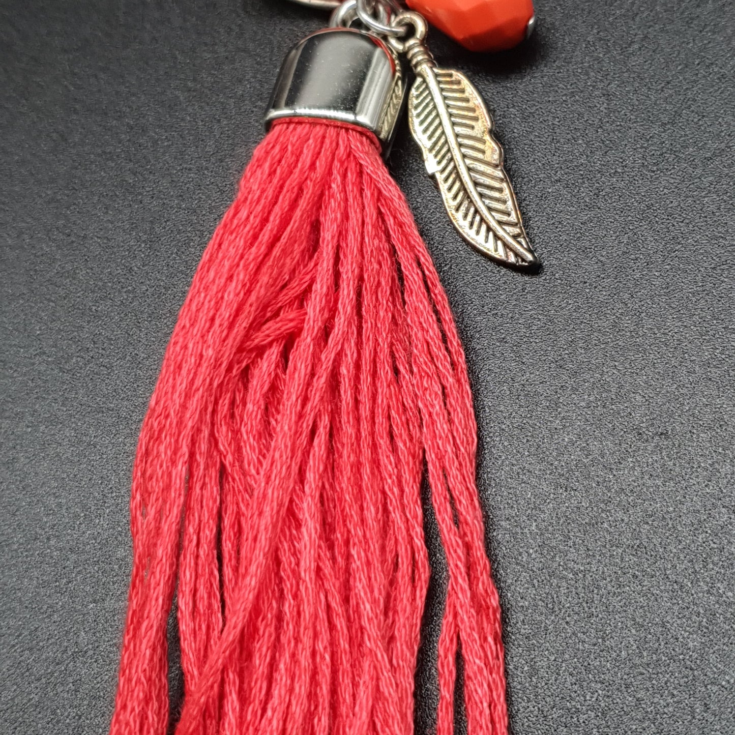 Bijou de sac porte clés style bohème créole métal argenté martelé suédine coquillage cauri pierre naturelle nacre chaîne de strass pompon tassel fils de coton plume métal perle facettée goutte