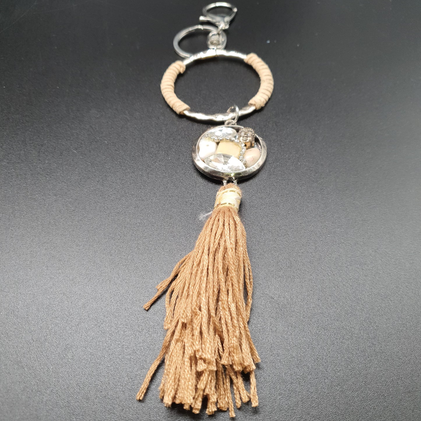 Bijou de sac porte clés anneau métal argenté martelé suédine pièce métal pierres naturelles éclats de cristal facettés chaîne de strass tête bouddha métal vieilli pompon tassel fils de coton
