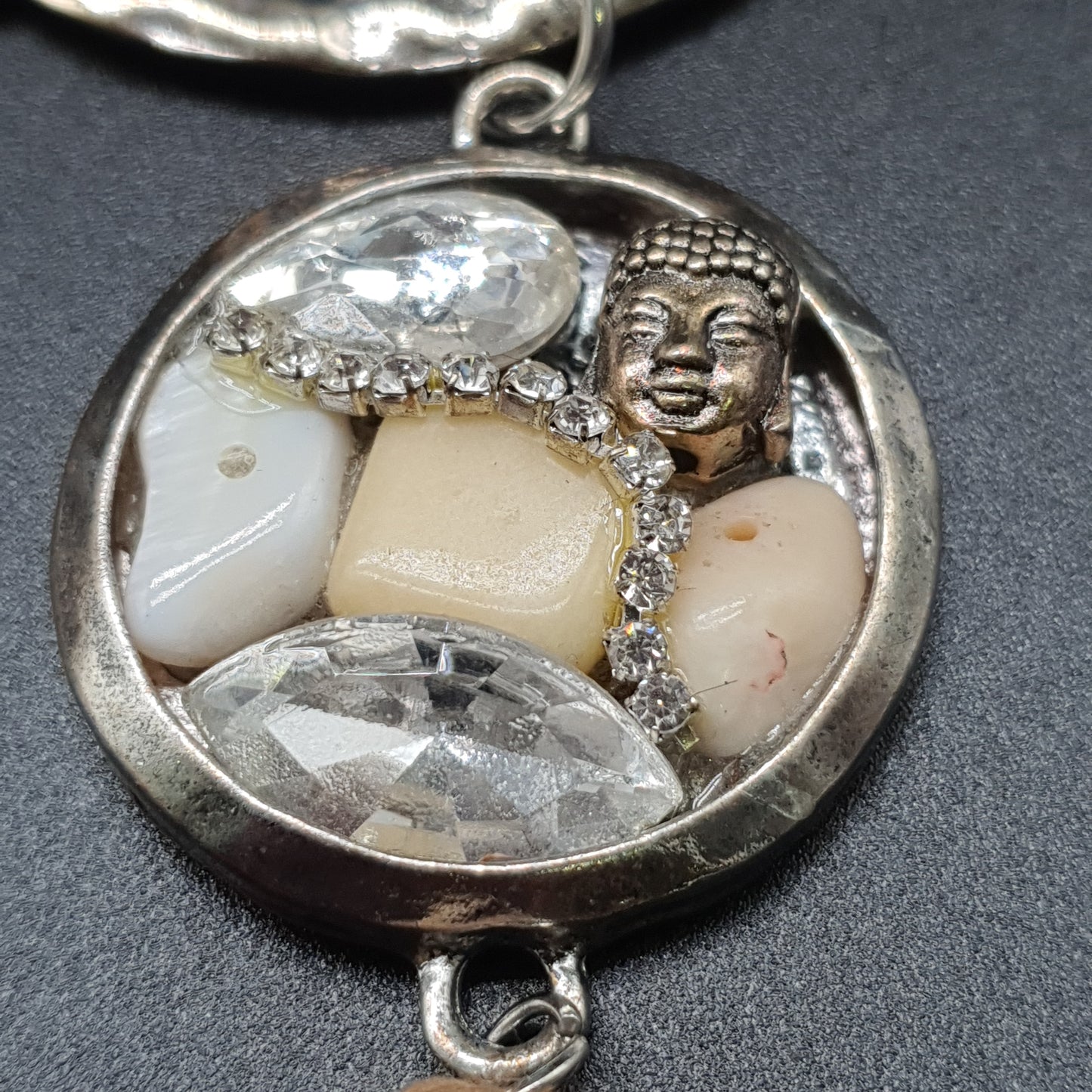Bijou de sac porte clés anneau métal argenté martelé suédine pièce métal pierres naturelles éclats de cristal facettés chaîne de strass tête bouddha métal vieilli pompon tassel fils de coton