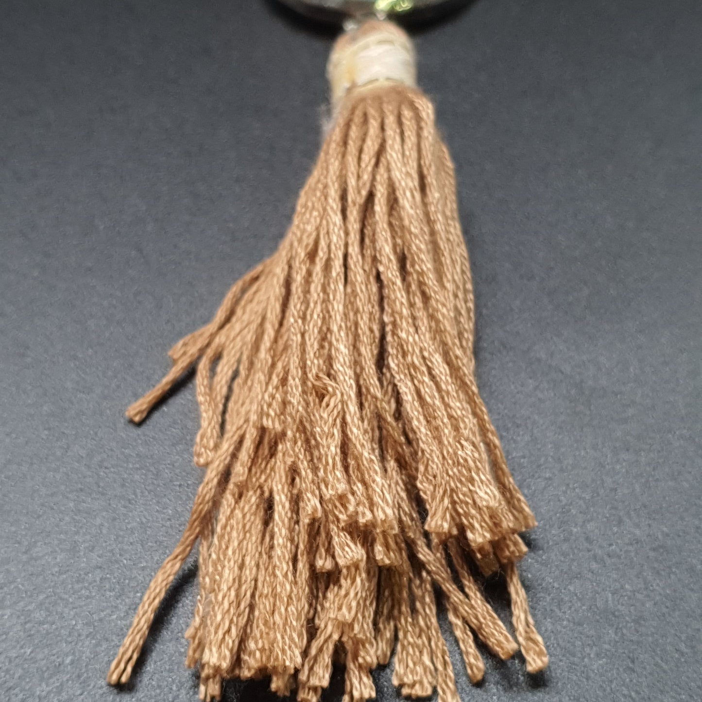 Bijou de sac porte clés anneau métal argenté martelé suédine pièce métal pierres naturelles éclats de cristal facettés chaîne de strass tête bouddha métal vieilli pompon tassel fils de coton