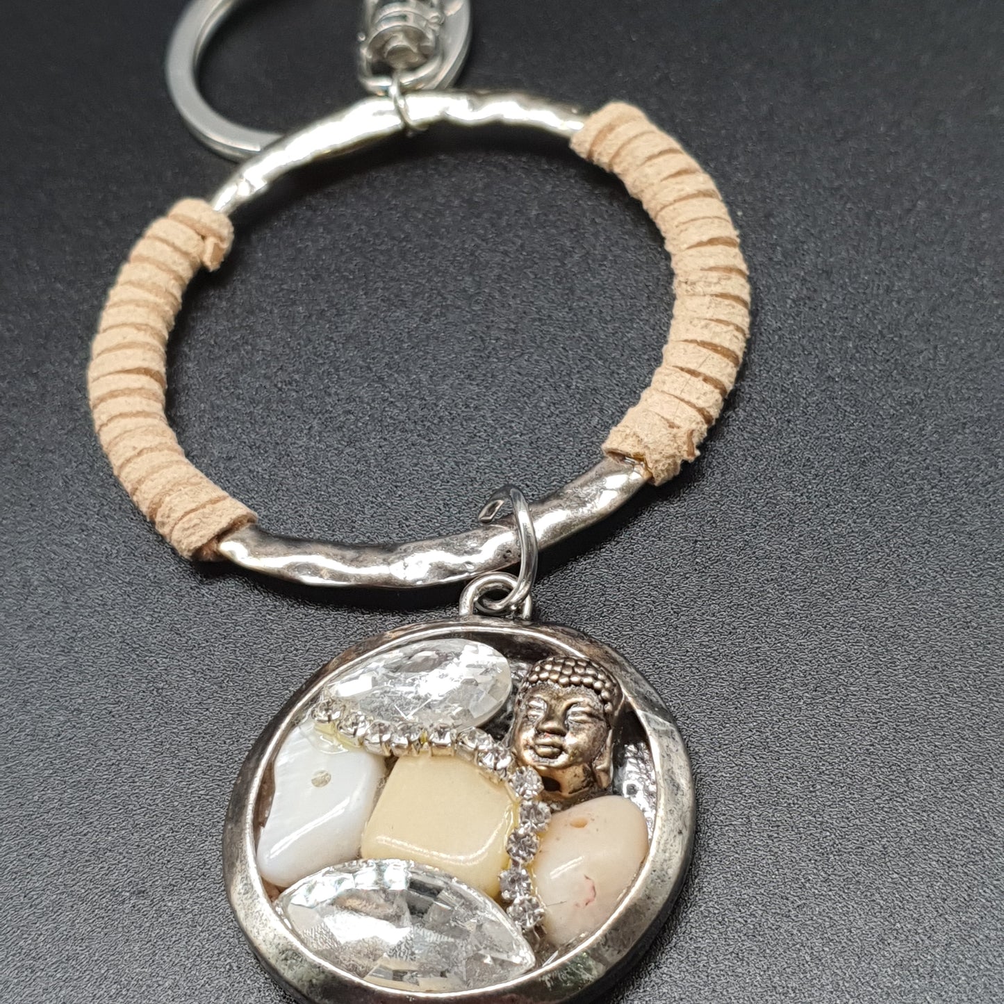 Bijou de sac porte clés anneau métal argenté martelé suédine pièce métal pierres naturelles éclats de cristal facettés chaîne de strass tête bouddha métal vieilli pompon tassel fils de coton