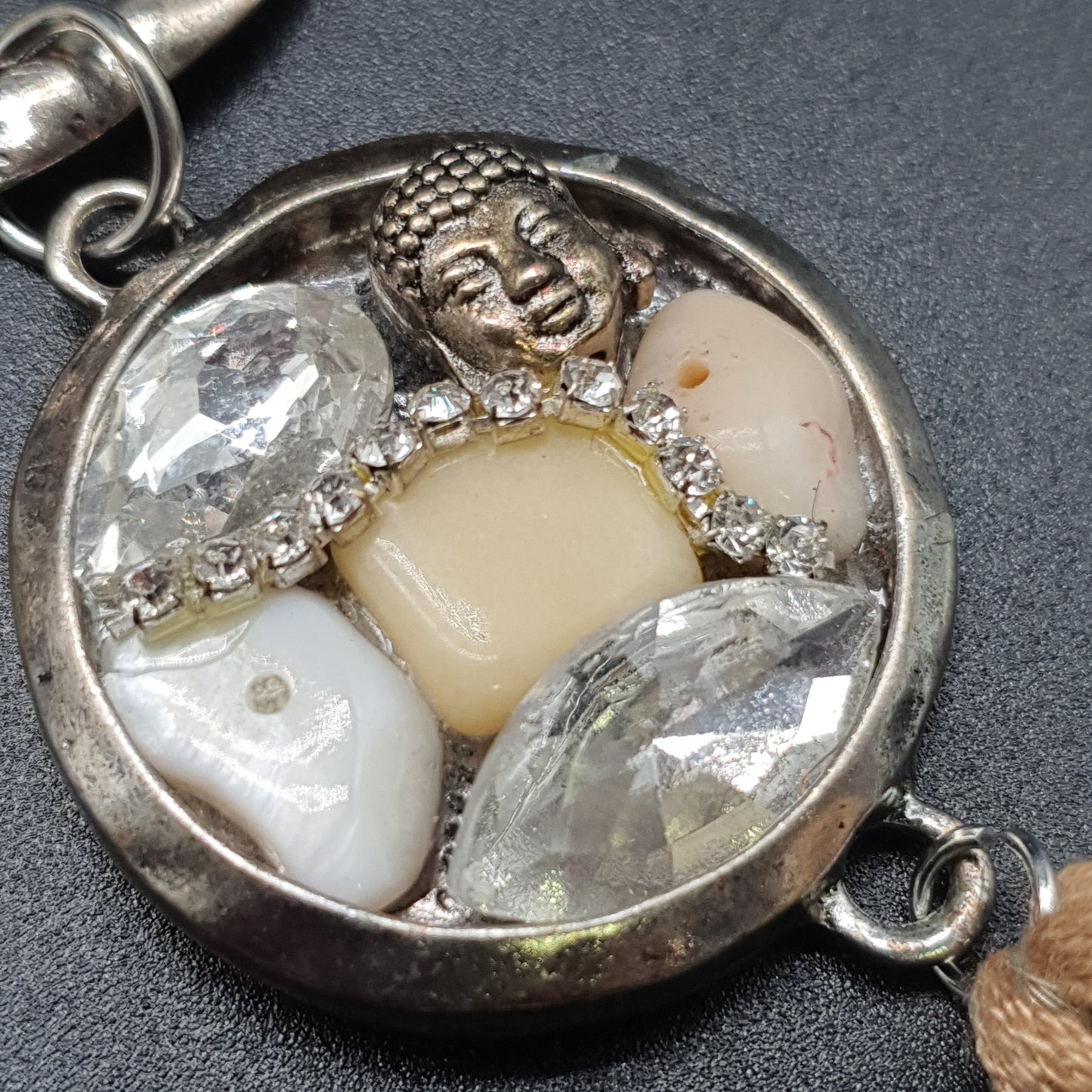 Bijou de sac porte clés anneau métal argenté martelé suédine pièce métal pierres naturelles éclats de cristal facettés chaîne de strass tête bouddha métal vieilli pompon tassel fils de coton