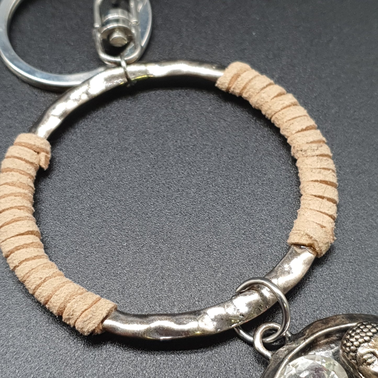 Bijou de sac porte clés anneau métal argenté martelé suédine pièce métal pierres naturelles éclats de cristal facettés chaîne de strass tête bouddha métal vieilli pompon tassel fils de coton