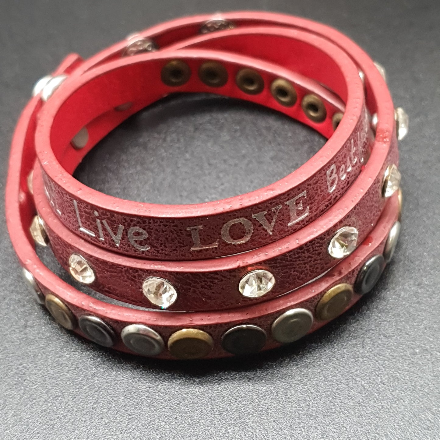 Bracelet multi-tours simili cuir rouge réglable – boutons pression et pièces métal ciselé inscription "Love"
