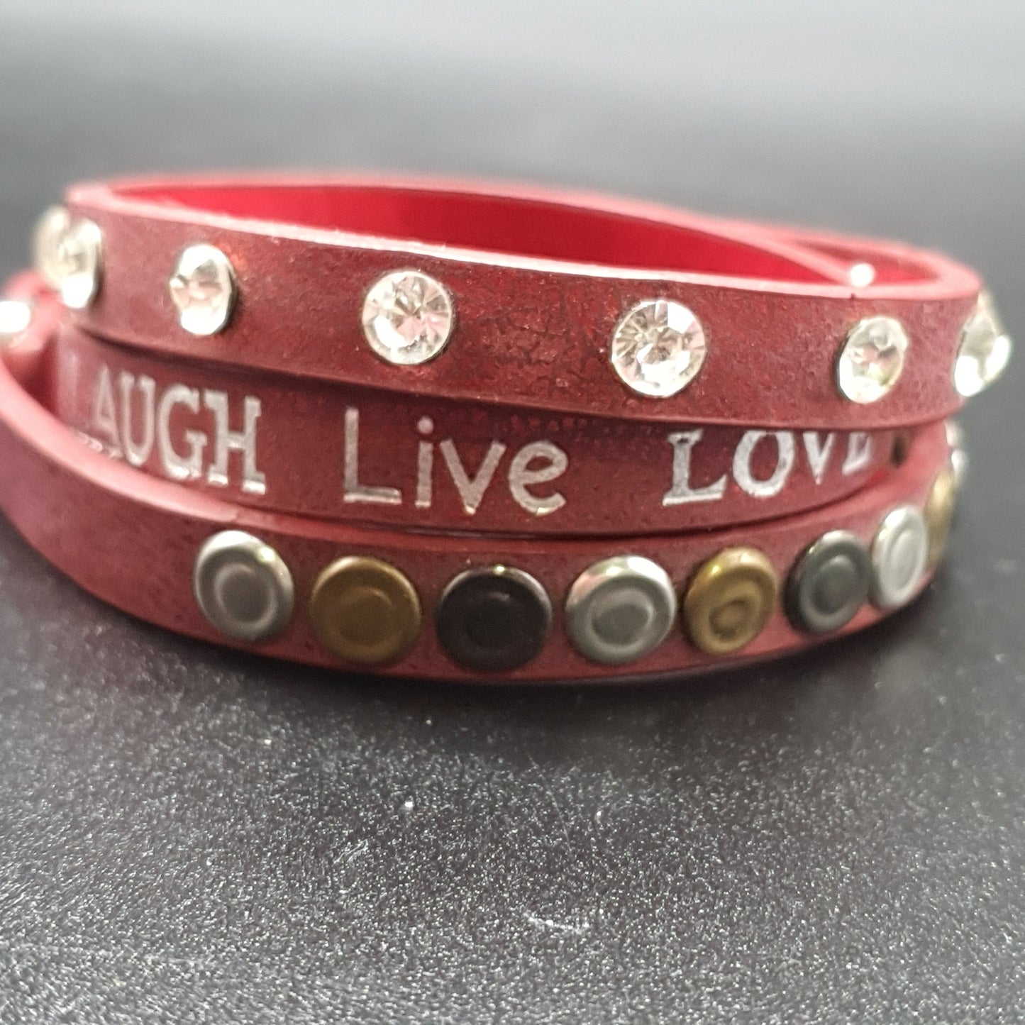 Bracelet multi-tours simili cuir rouge réglable – boutons pression et pièces métal ciselé inscription "Love"