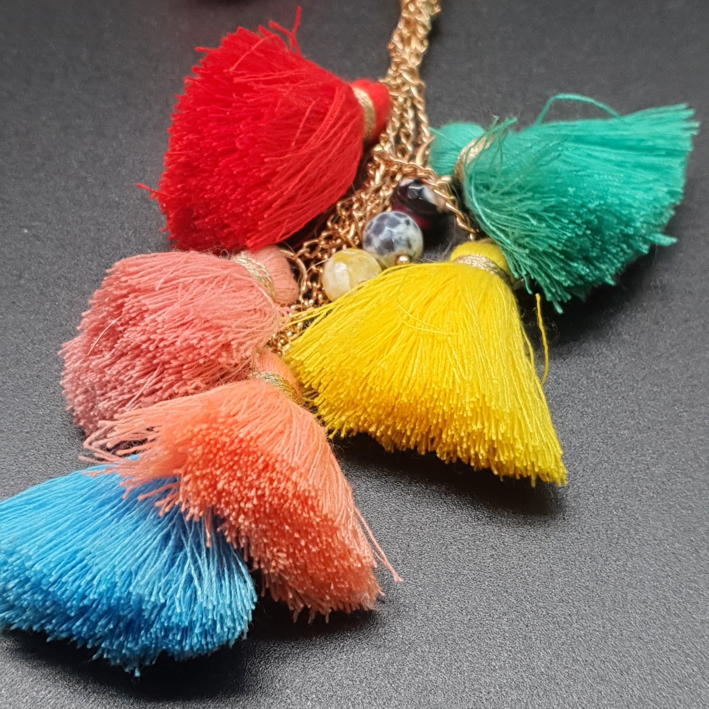 Collier sautoir bohème maille gourmette pompons tassel multicolores perles fantaisie