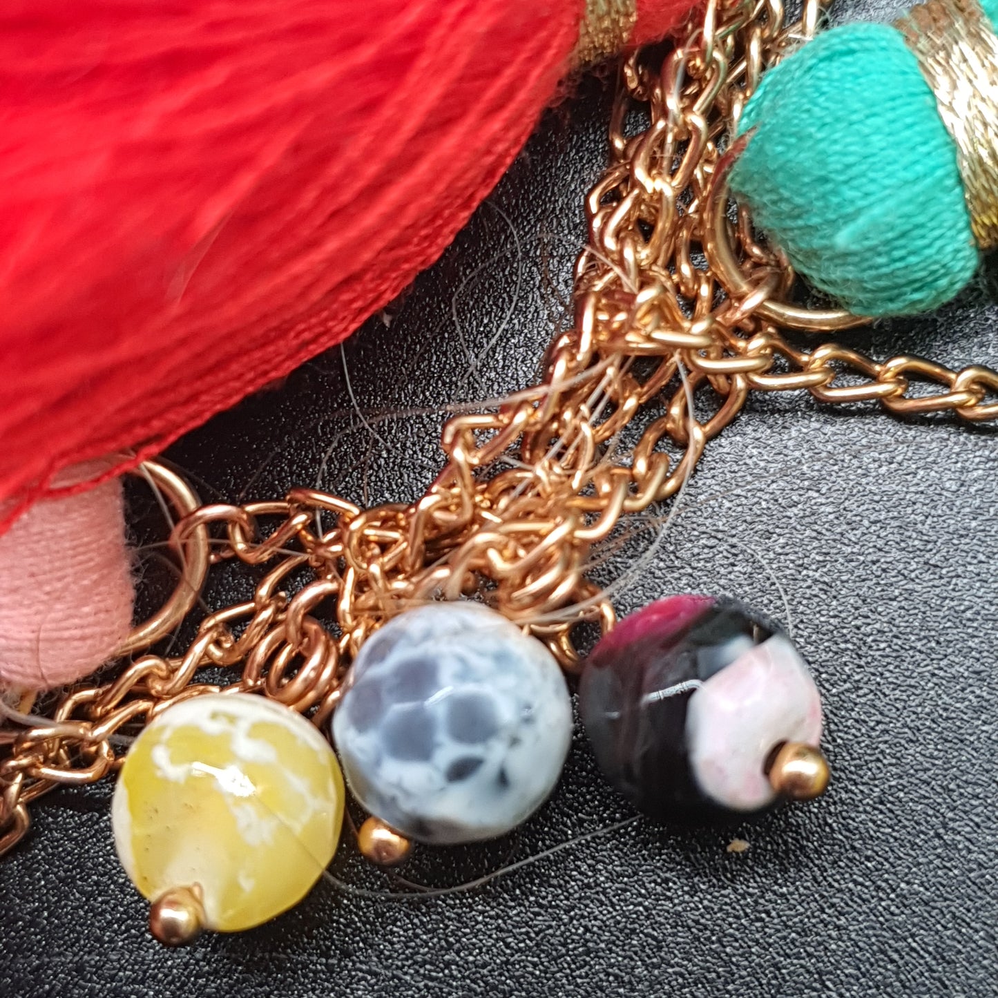 Collier sautoir bohème maille gourmette pompons tassel multicolores perles fantaisie
