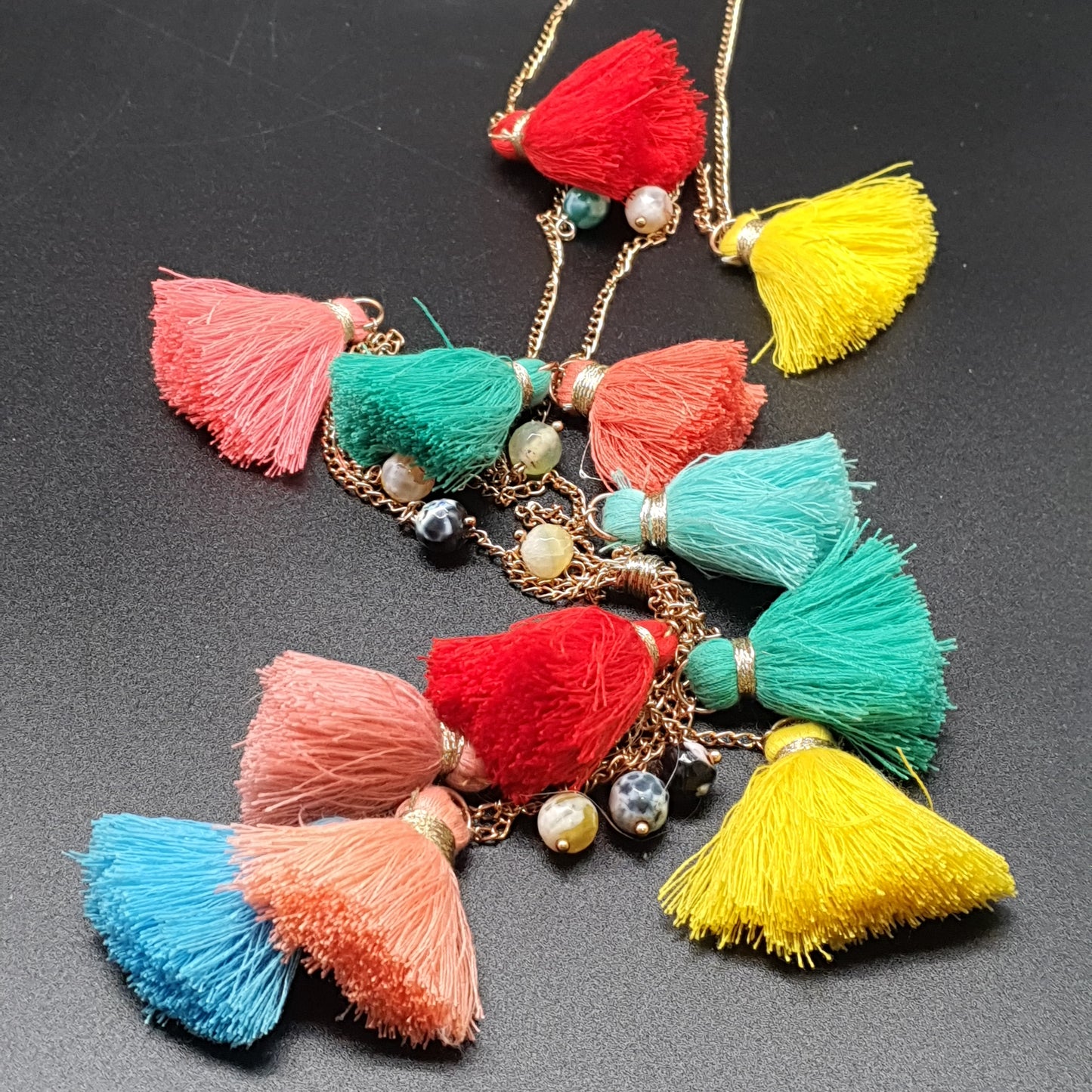Collier sautoir bohème maille gourmette pompons tassel multicolores perles fantaisie