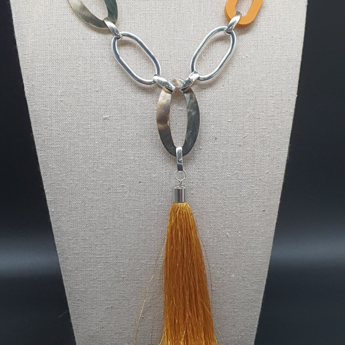 Collier sautoir doré acier inoxydable maille serpent anneaux métal nacre bois pompon jaune