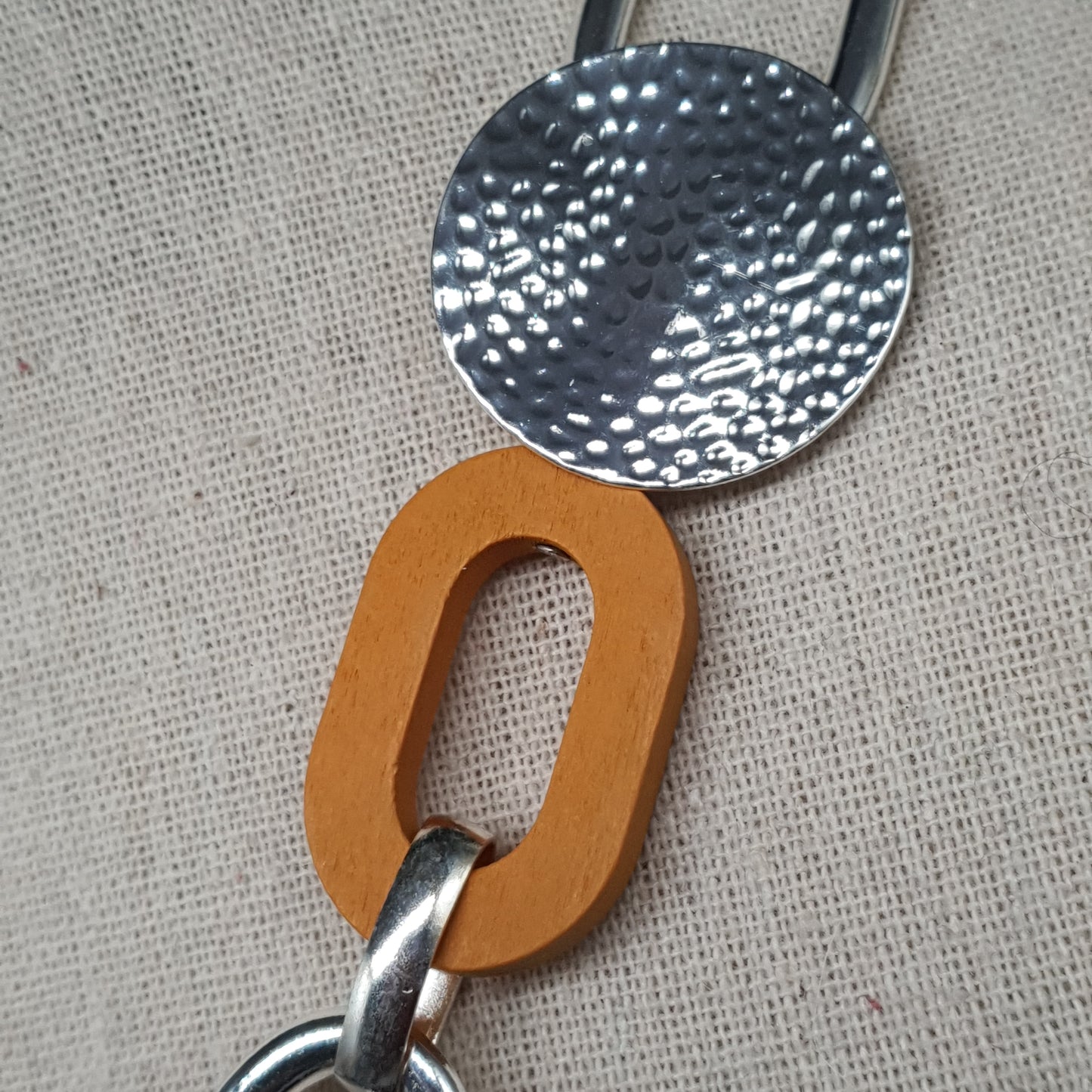 Collier sautoir doré acier inoxydable maille serpent anneaux métal nacre bois pompon jaune