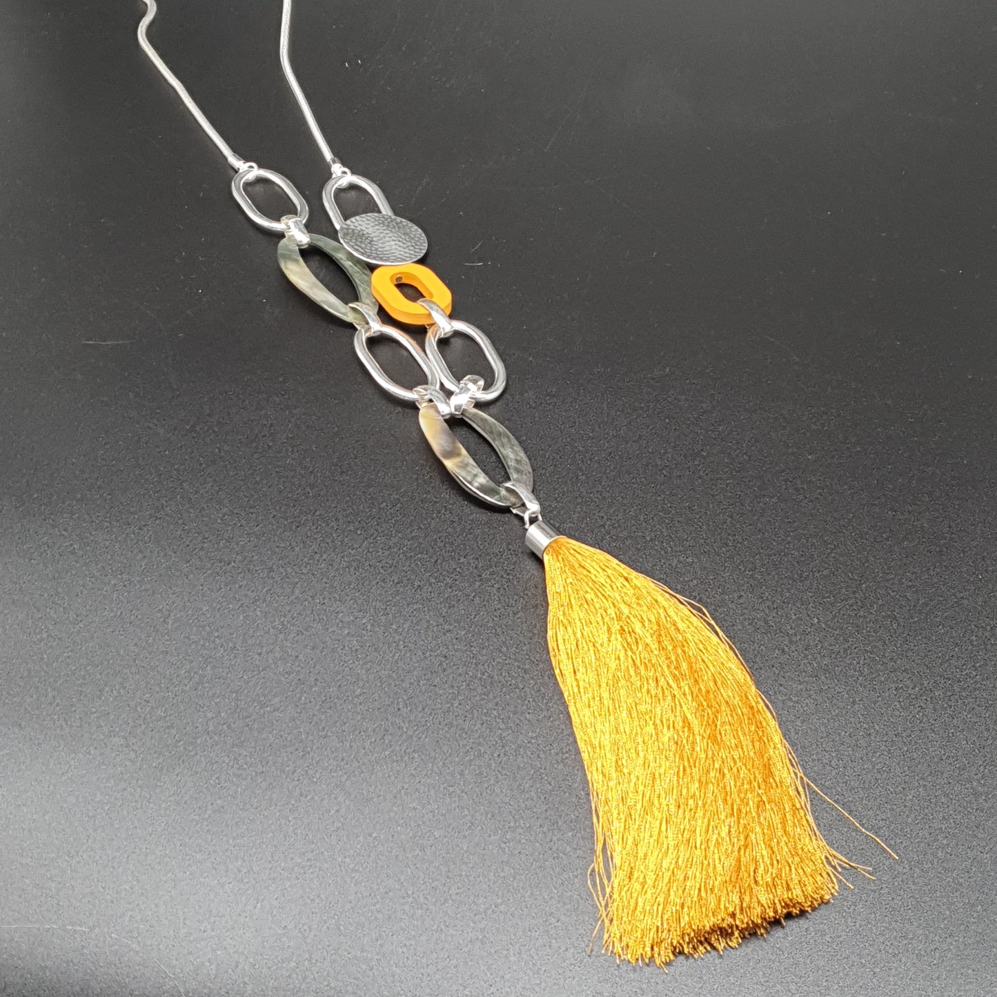 Collier sautoir doré acier inoxydable maille serpent anneaux métal nacre bois pompon jaune